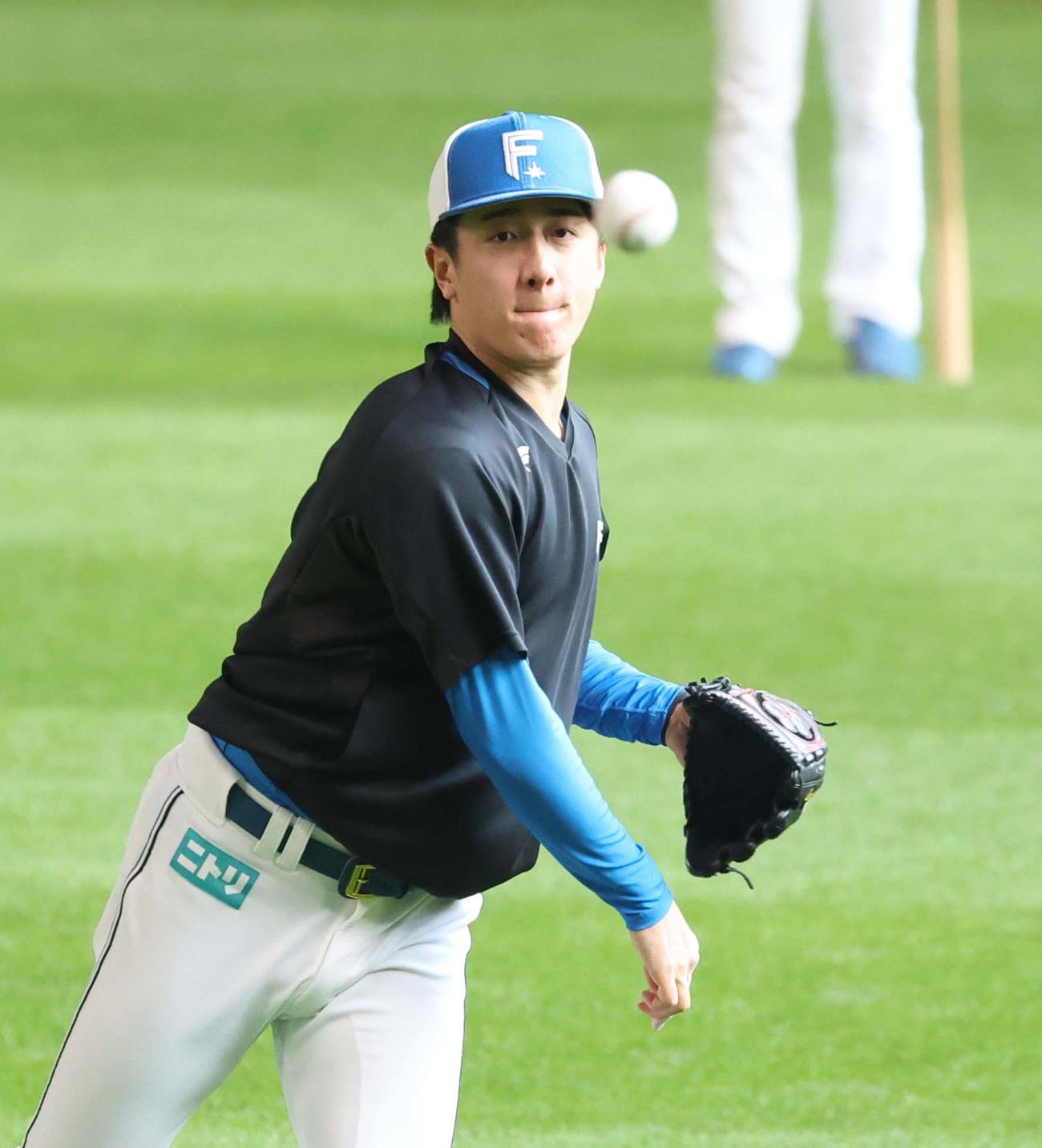 日本ハム対オリックス　キャッチボールする北山（撮影・黒川智章）