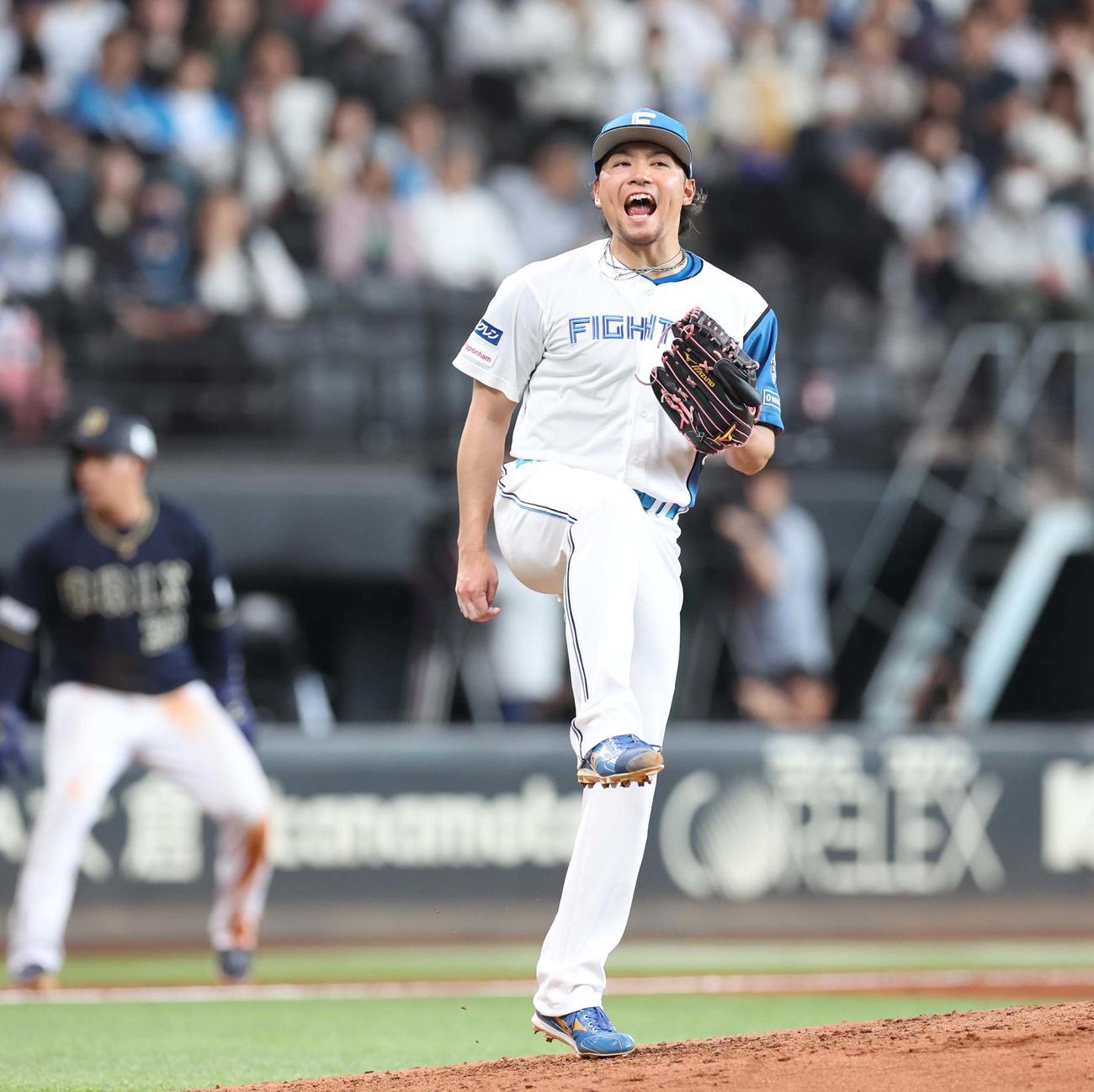 日本ハム対オリックス　7回表オリックス2死三塁、若月を三振にとり叫ぶ伊藤（撮影・黒川智章）