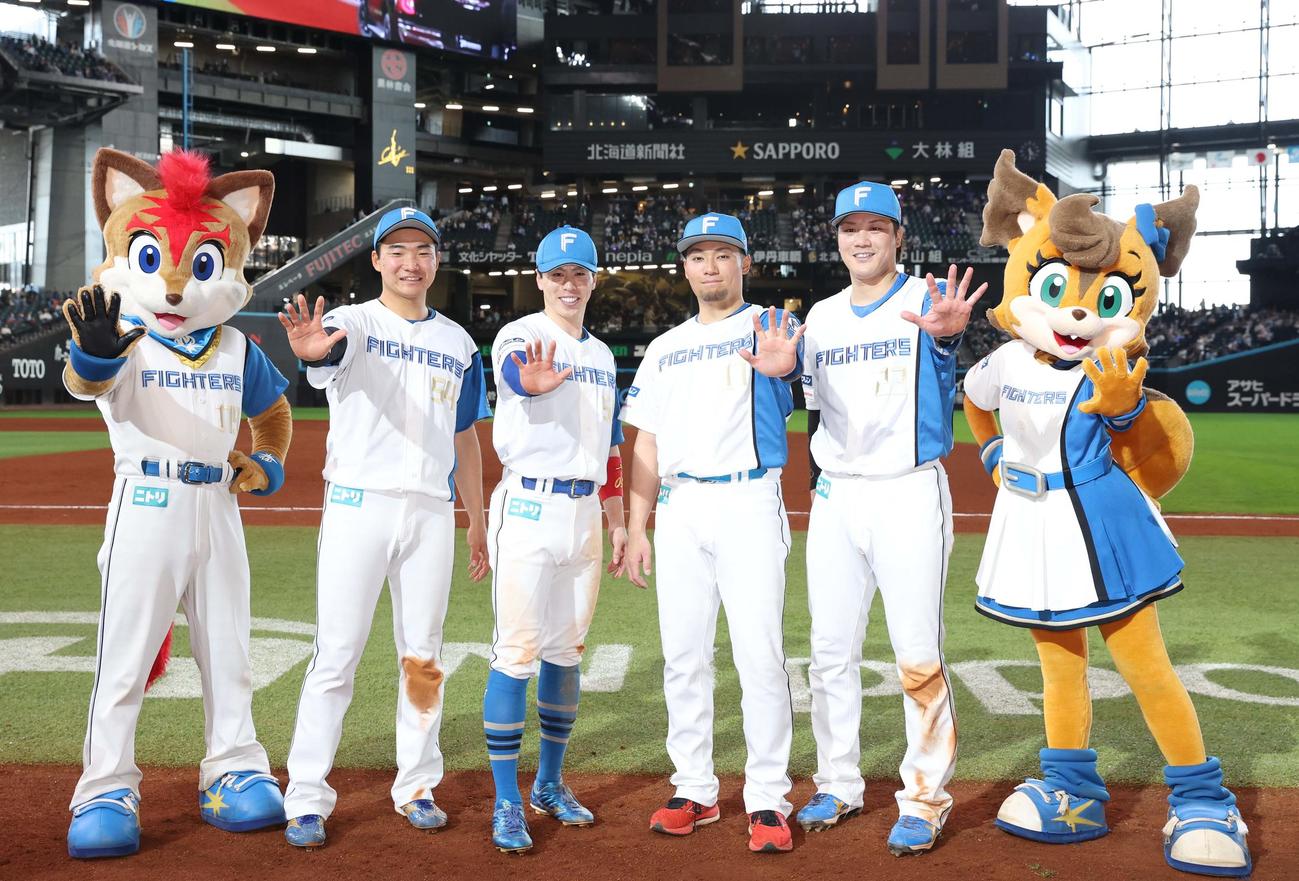 日本ハム対オリックス　5連勝しポーズをとる左から山県、五十幡、伊藤、伏見（撮影・黒川智章）