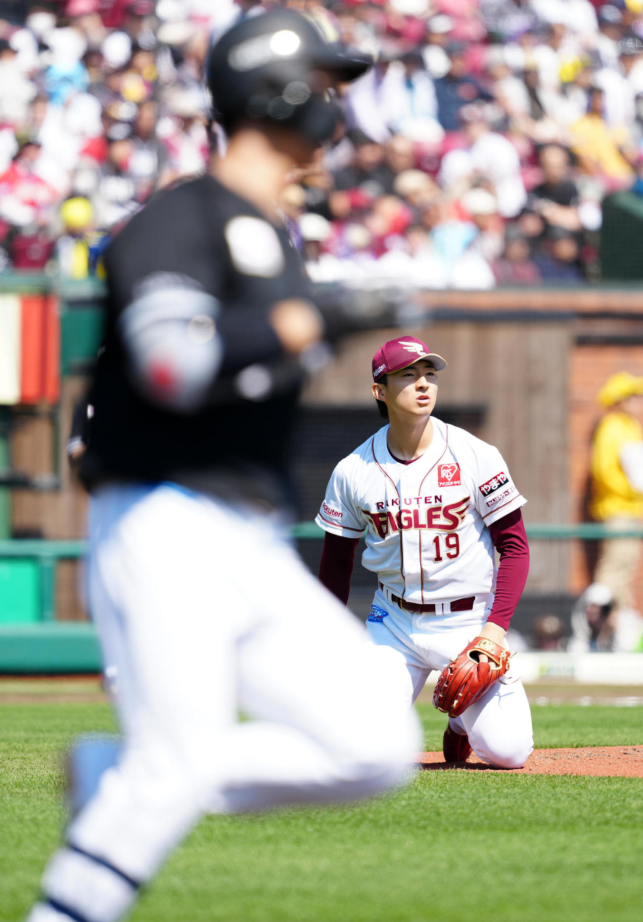 楽天対ロッテ　4回表ロッテ無死、藤原（手前）に中前打を浴びる荘司（撮影・江口和貴）