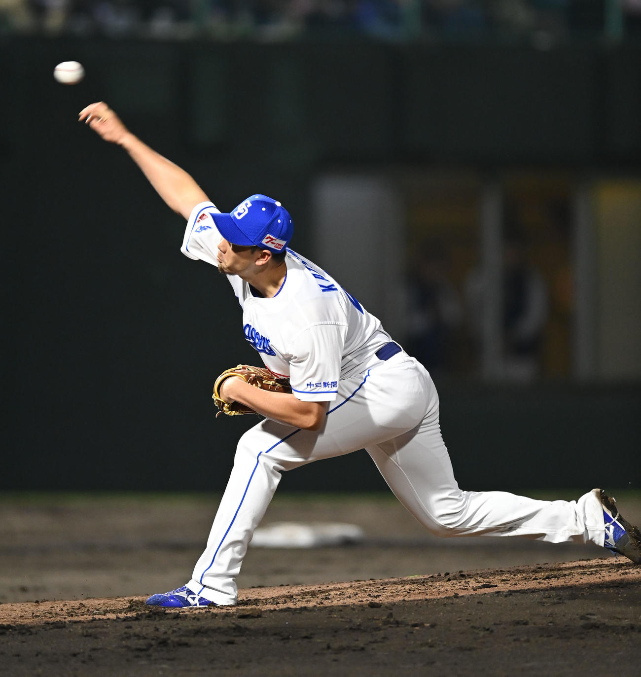 中日対ヤクルト　5回表、中日2番手で登板する勝野（撮影・森本幸一）