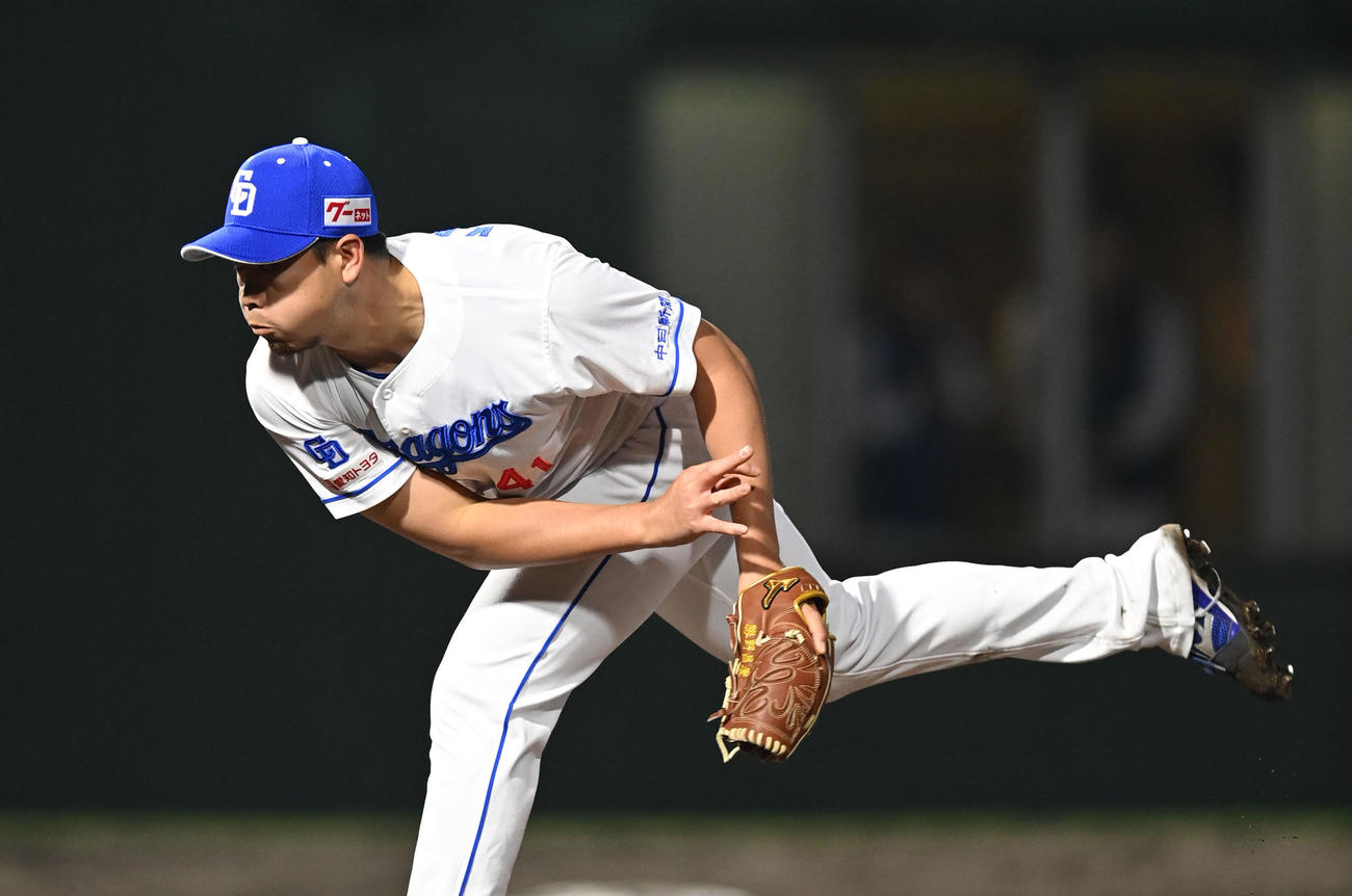 中日対ヤクルト　5回表、中日2番手で登板する勝野（撮影・森本幸一）