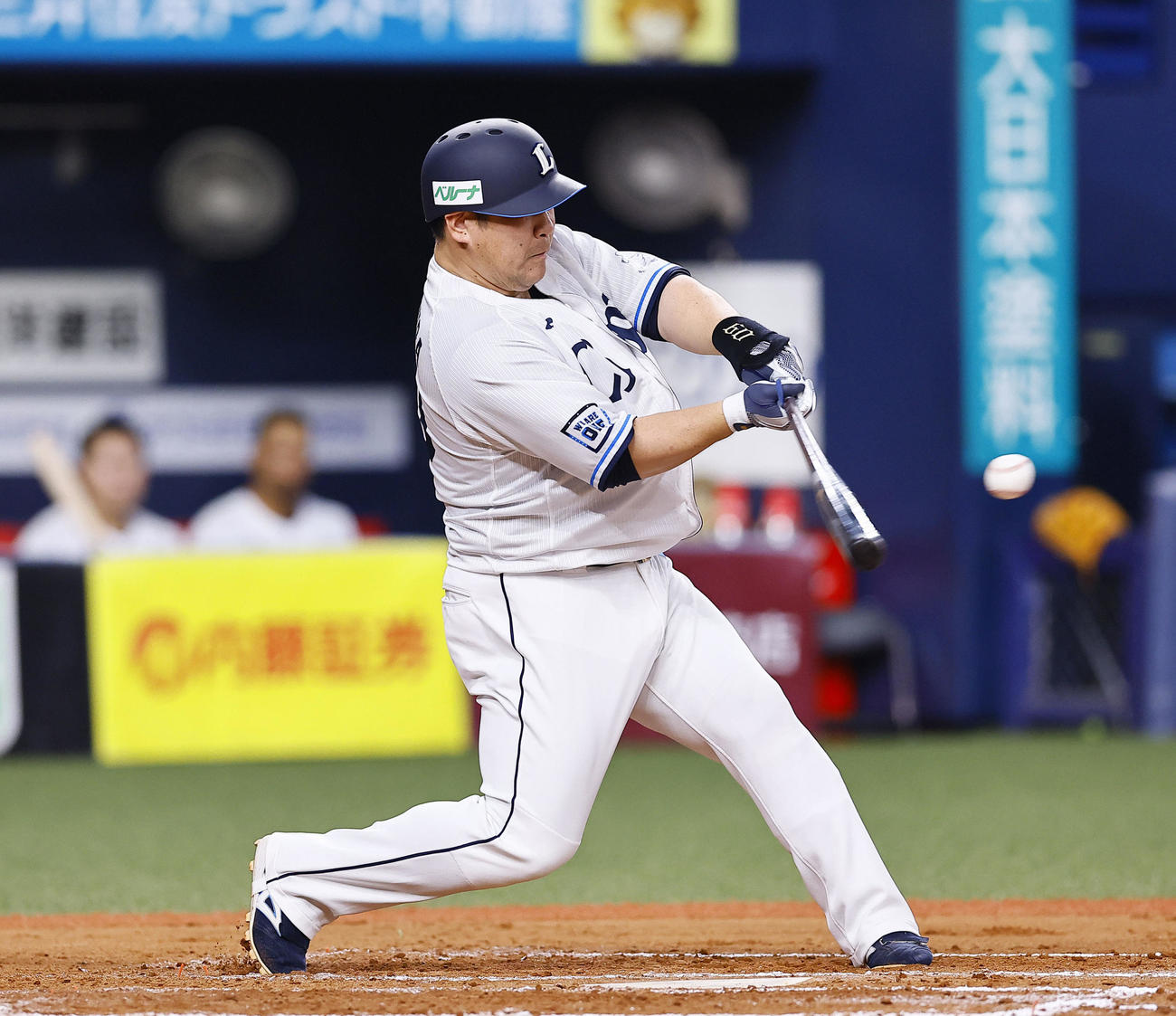 ソフトバンク対西武　7回表西武1死、中村は左越えに本塁打を放つ（撮影・藤尾明華）