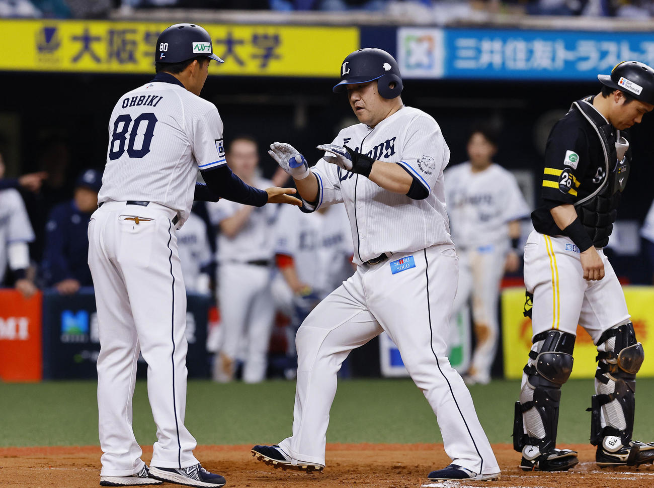 ソフトバンク対西武　7回表西武1死、中村は左越えに本塁打を放ち生還する（撮影・藤尾明華）