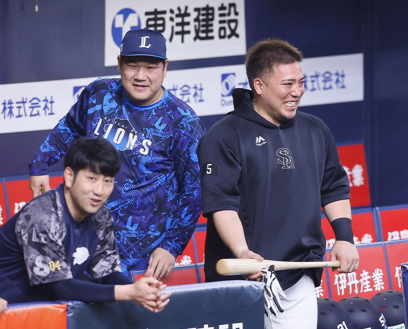 ソフトバンク対西武　談笑する西武中村剛とソフトバンク山川（右）（撮影・藤尾明華）