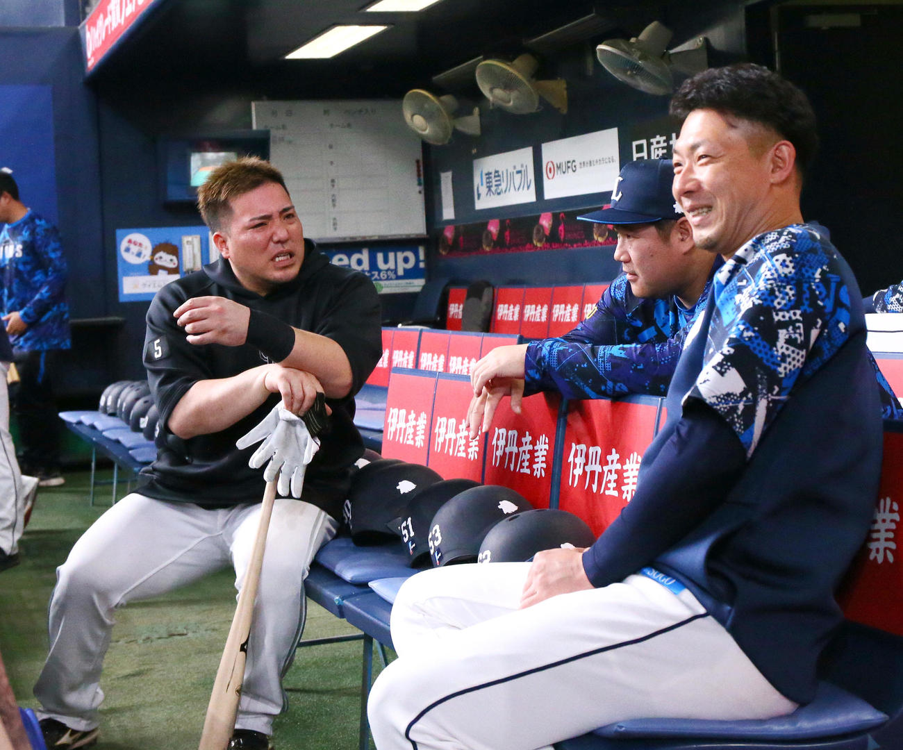 ソフトバンク対西武　試合前、ソフトバンク山川（左）は西武のベンチで中村剛と話す（撮影・上山淳一）