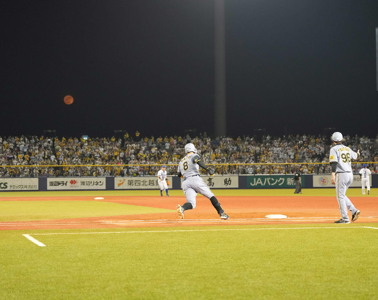 DeNA対阪神　7回表阪神無死、月が上がる中、中前打を放つ佐藤輝（撮影・井上学)
