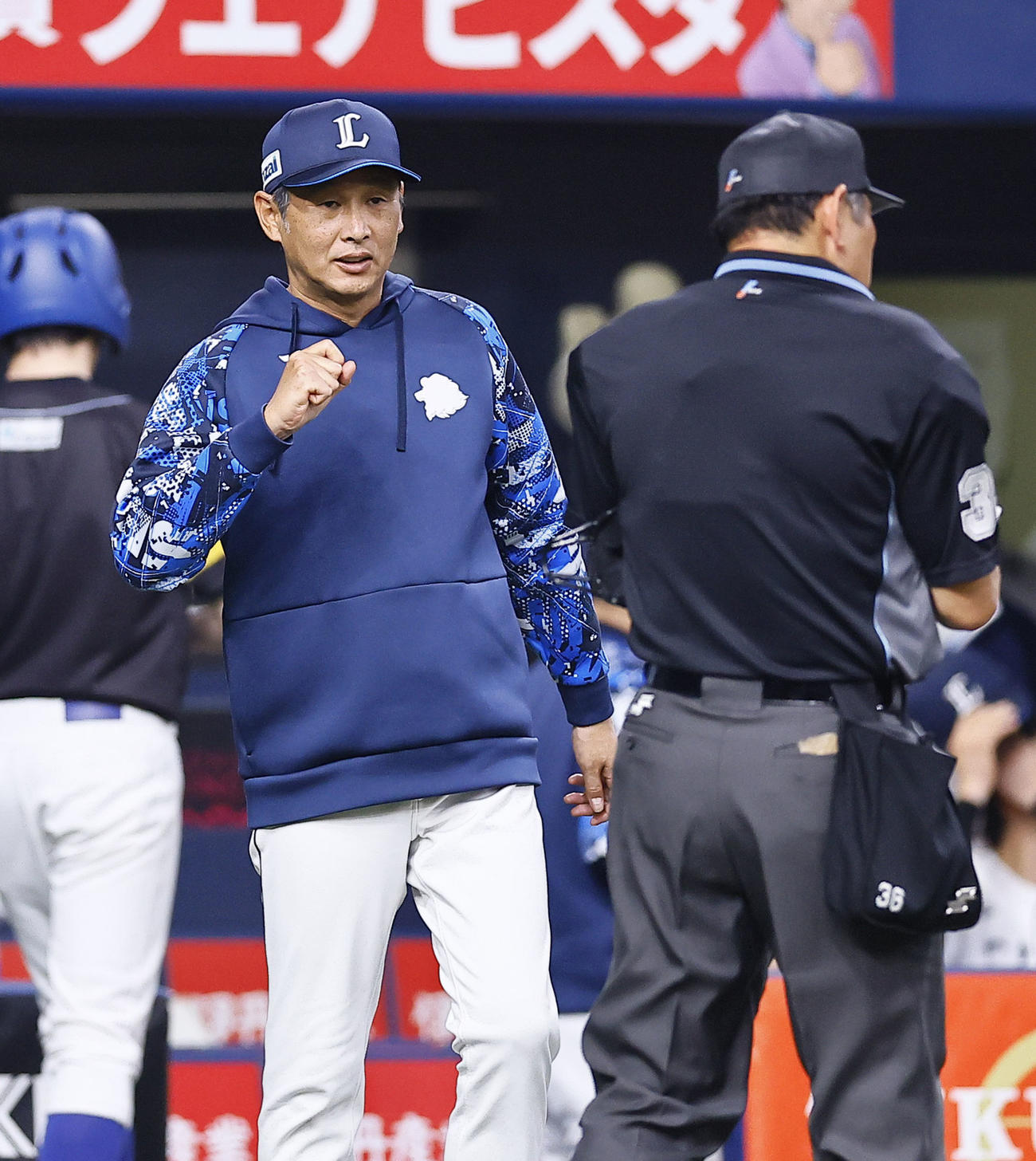 ソフトバンク対西武　8回、交代を告げる西武西口監督（撮影・藤尾明華）