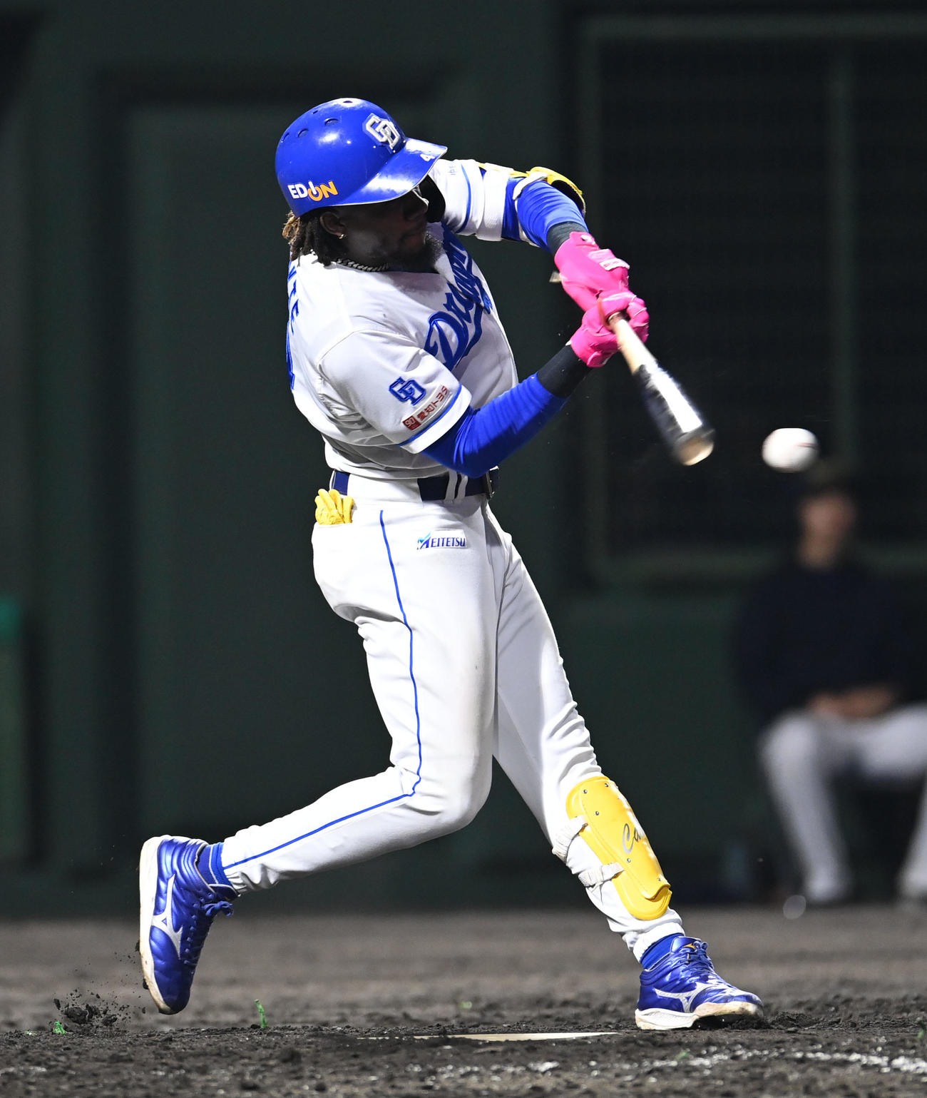 中日対ヤクルト　5回裏中日1死二塁、左適時打を放つカリステ（撮影・森本幸一）