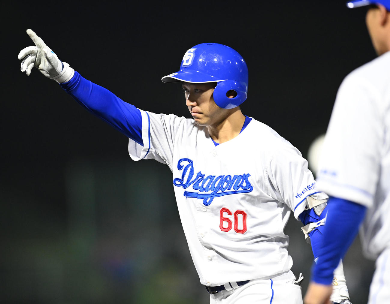 中日対ヤクルト　5回裏中日2死二、三塁、山本（左）は右前適時打を放ちベンチへアピール（撮影・森本幸一）