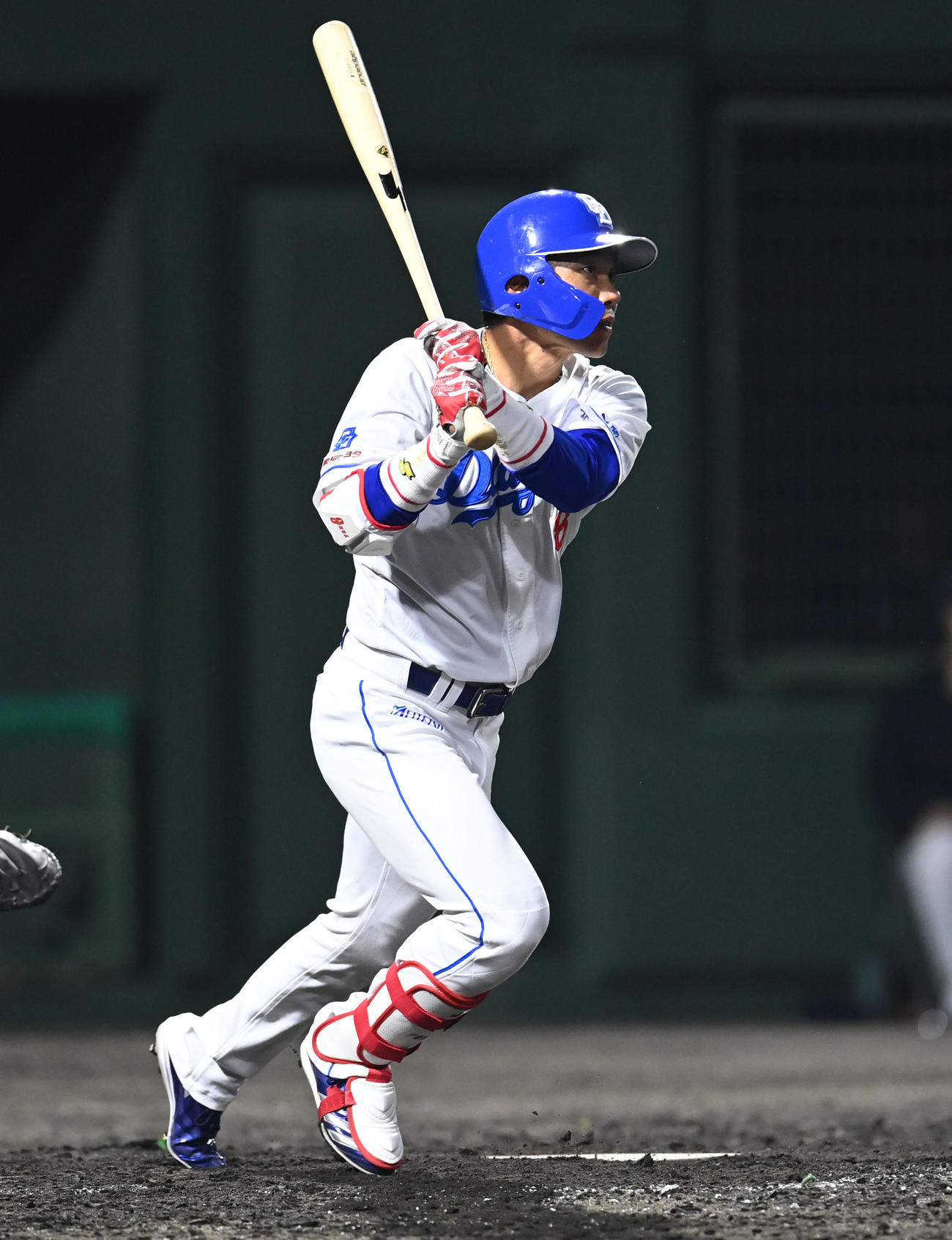 中日対ヤクルト　5回裏中日2死一、三塁、右前適時打を放つ大島（撮影・森本幸一）