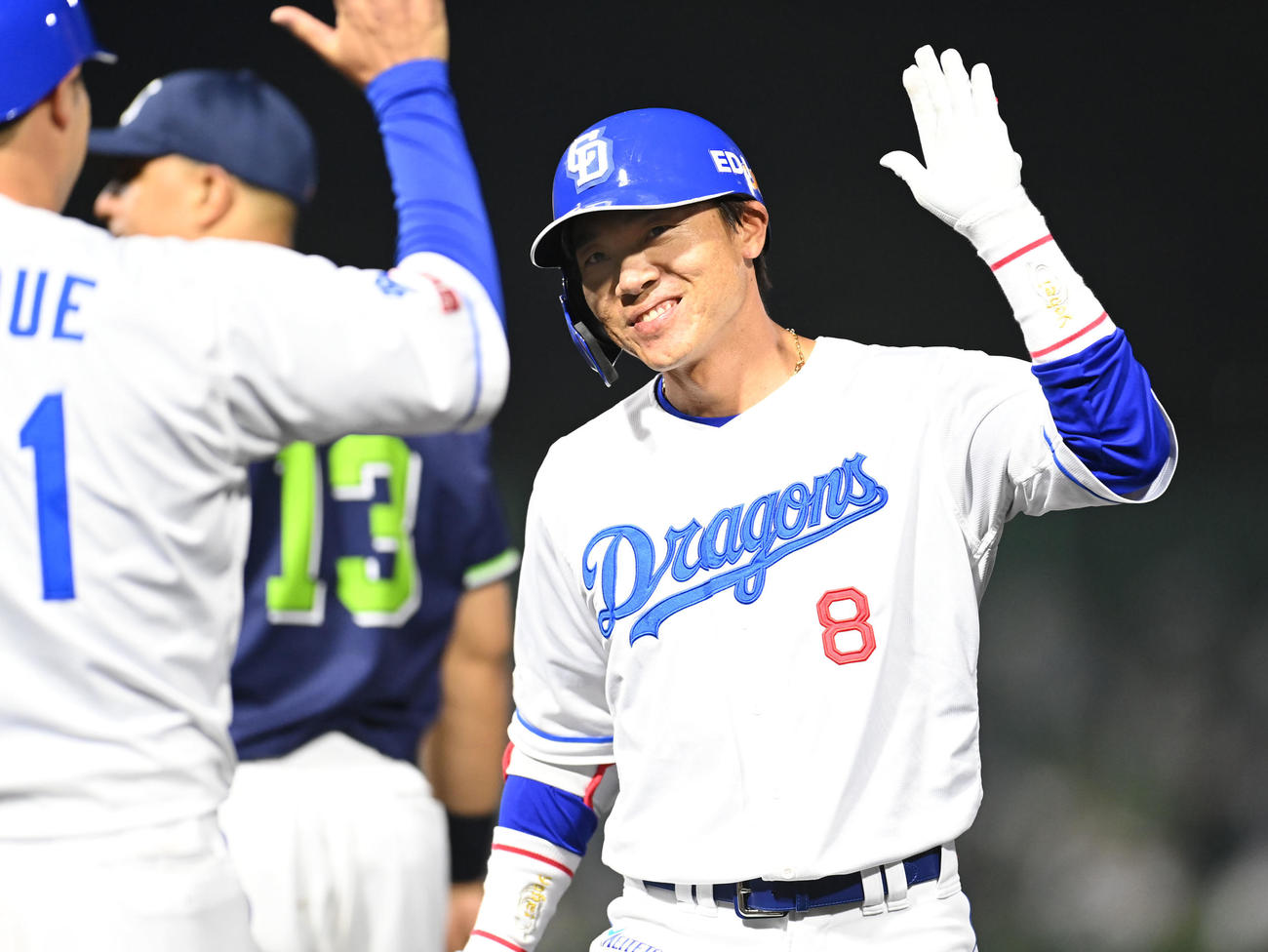 中日対ヤクルト　5回裏中日2死一、三塁、大島（右）は右前適時打を放ち明るい表情を見せる（撮影・森本幸一）