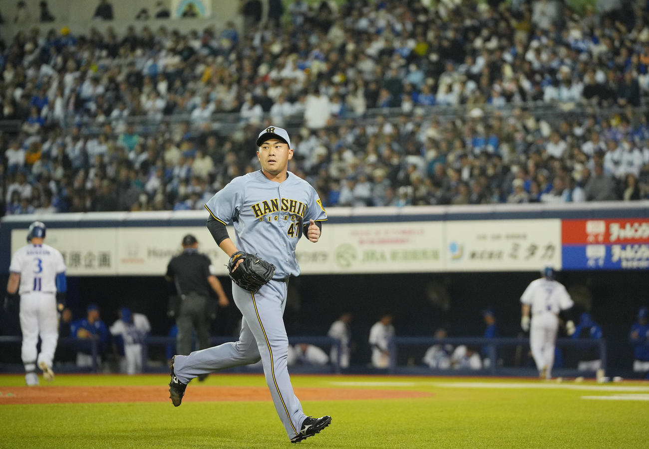 DeNA対阪神　8回裏DeNAの攻撃を無失点に抑えベンチに引き揚げる阪神桐敷（撮影・垰建太）