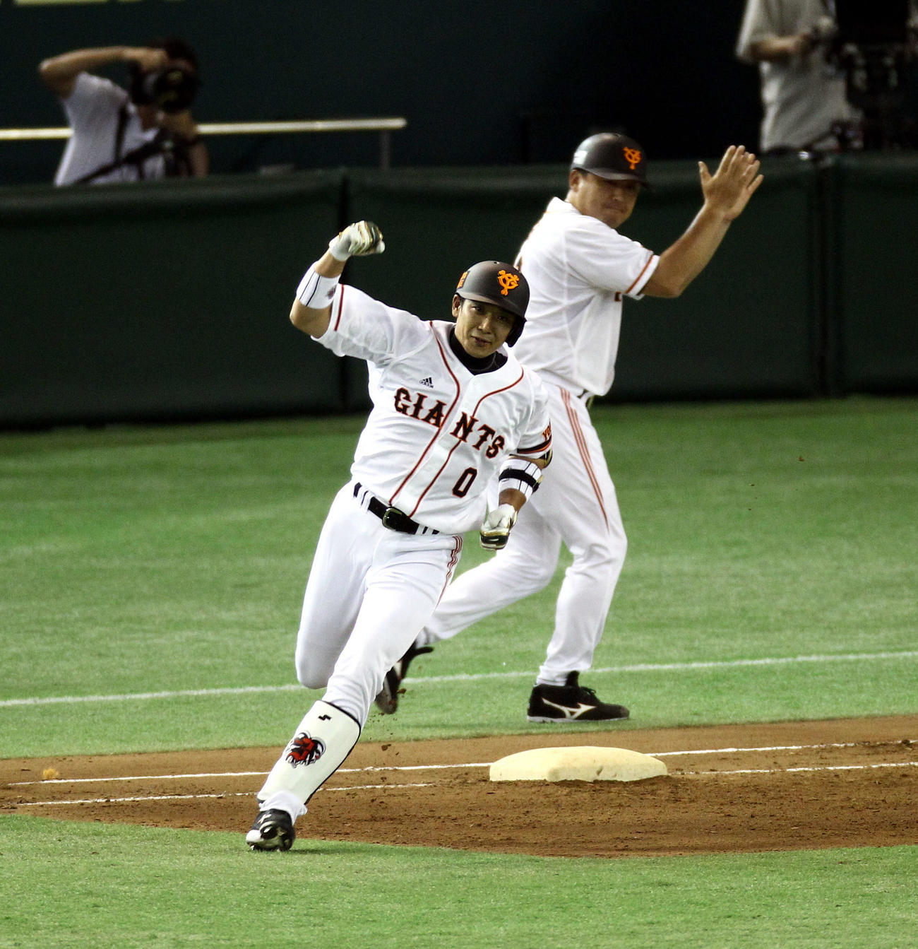 2011年7月、巨人対中日　8回裏巨人無死、移籍初打席で勝ち越し本塁打を放った大村は、一塁を回りガッツポーズ