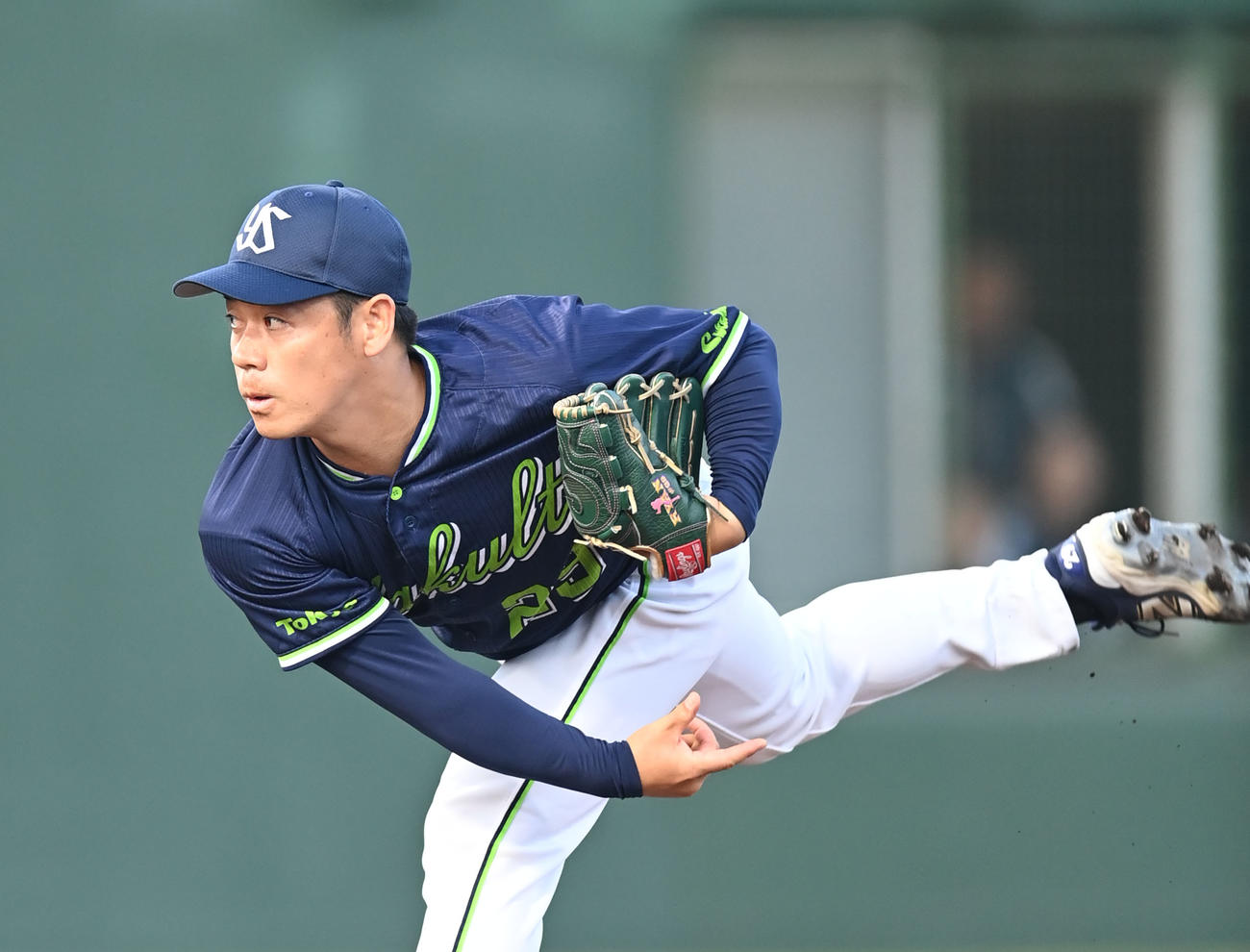 中日対ヤクルト　1回裏、登板するヤクルト先発の小川（撮影・森本幸一）