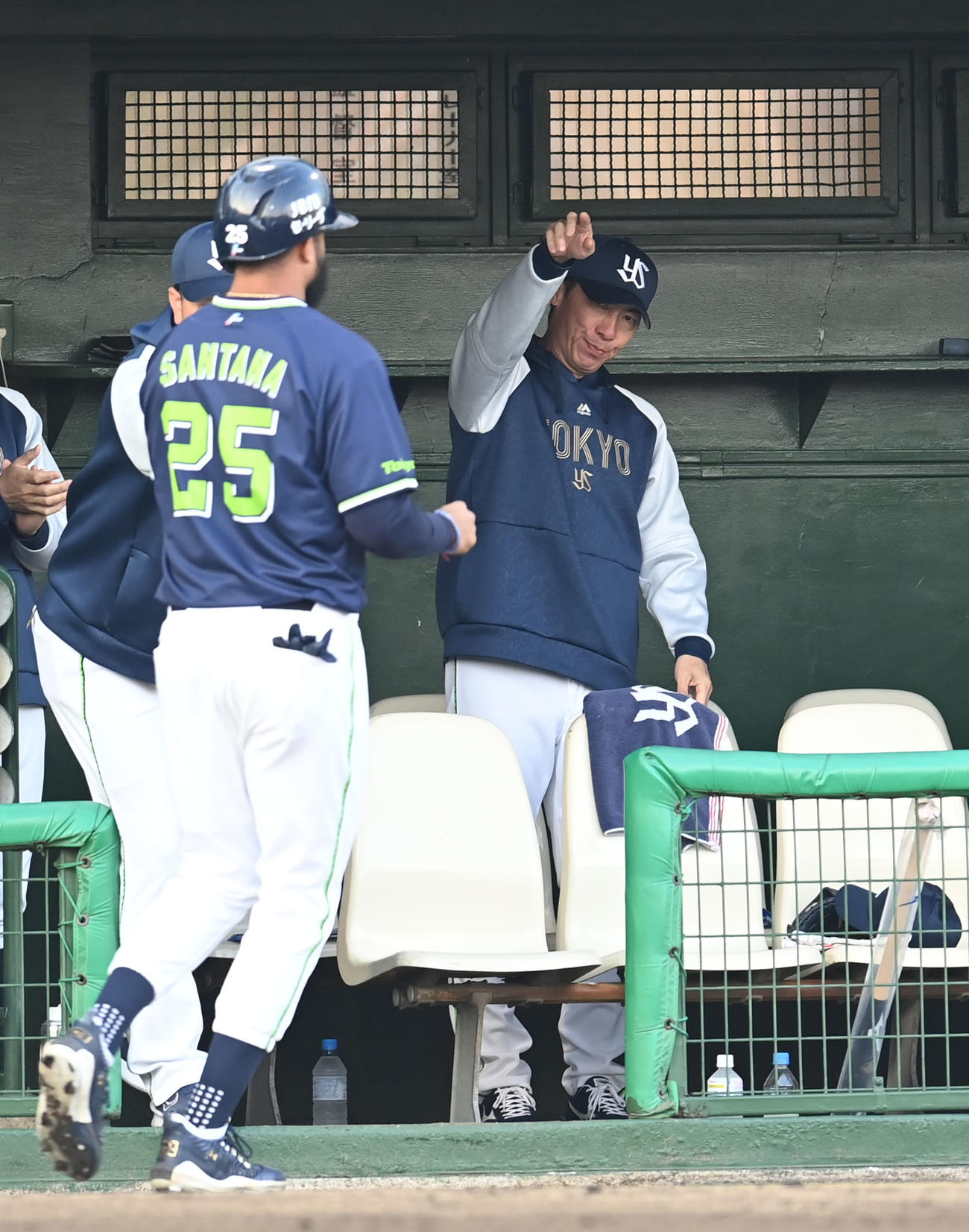 中日対ヤクルト　1回表ヤクルト無死二、三塁、高津監督（右）はオスナの左前2点適時打で生還したサンタナを迎える（撮影・森本幸一）