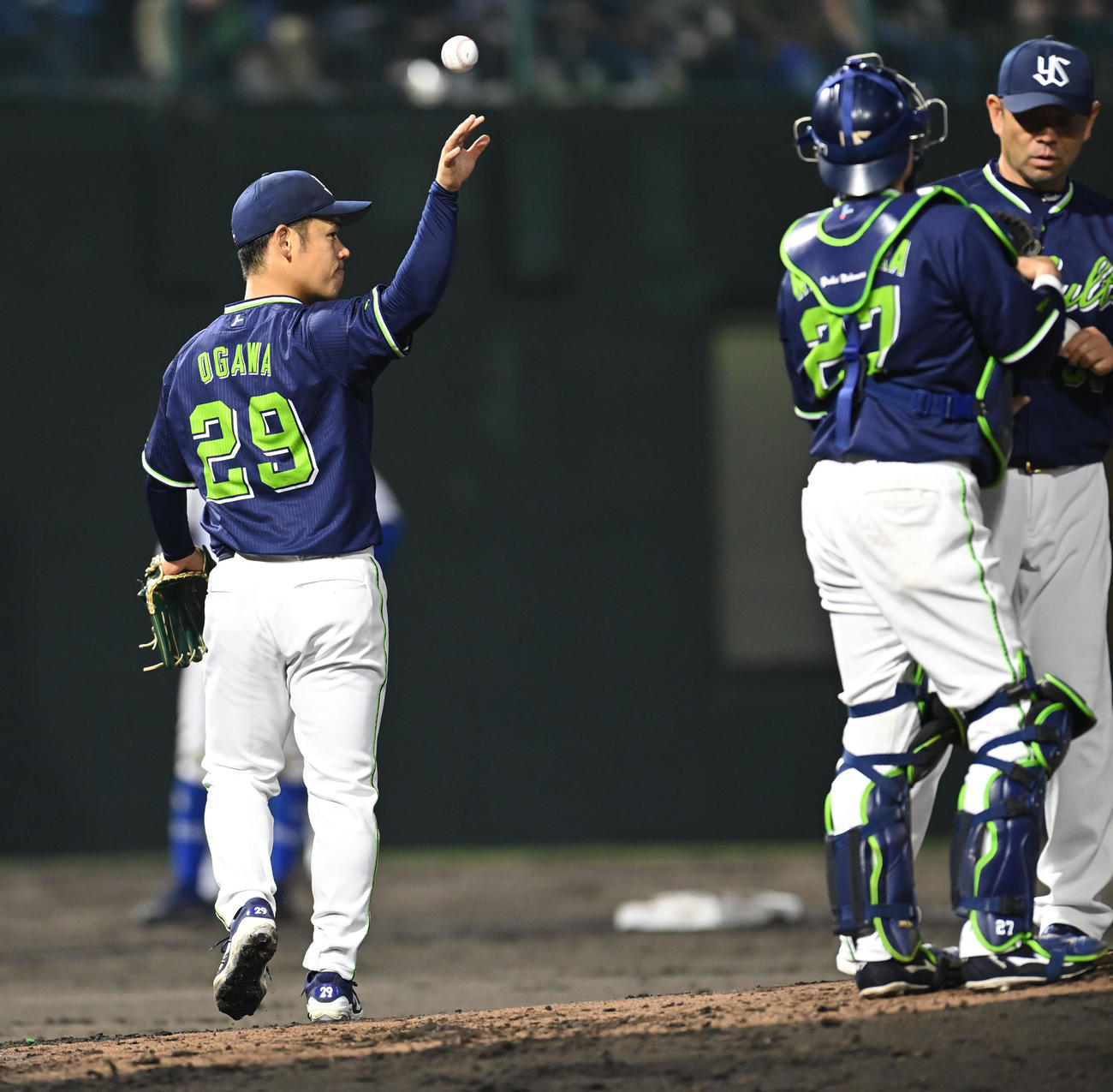 中日対ヤクルト　5回裏中日2死一、三塁、小川（左）はマウンドを降りる（撮影・森本幸一）
