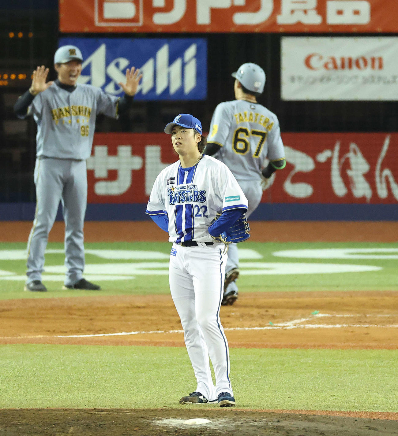 DeNA対阪神　9回表阪神2死、高寺に右越え同点ソロ本塁打を浴びる入江（撮影・河田真司）
