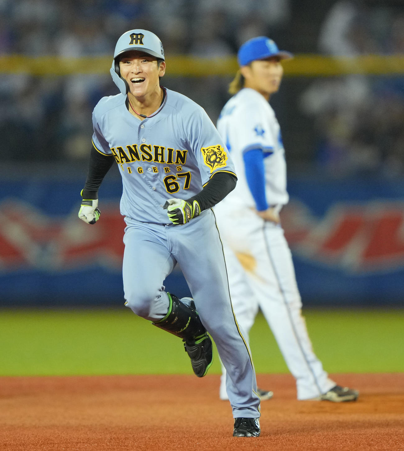 DeNA対阪神　9回表阪神2死、右越えソロ本塁打を放ち驚き交じりの笑顔を見せる高寺（撮影・垰建太）