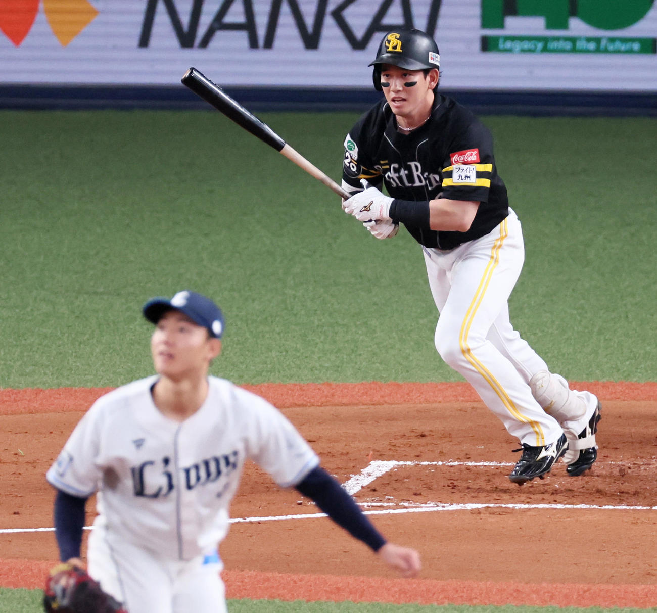 ソフトバンク対西武　1回裏ソフトバンク無死一、二塁、栗原は右前適時打を放つ。投手菅井（撮影・加藤哉）