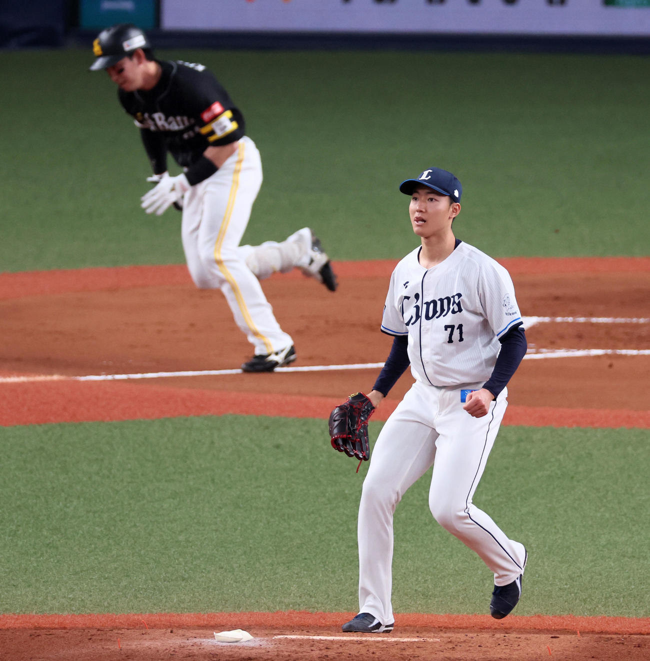 ソフトバンク対西武　1回裏ソフトバンク無死一、二塁、菅井は栗原に右前適時打を打たれて失点する（撮影・加藤哉）