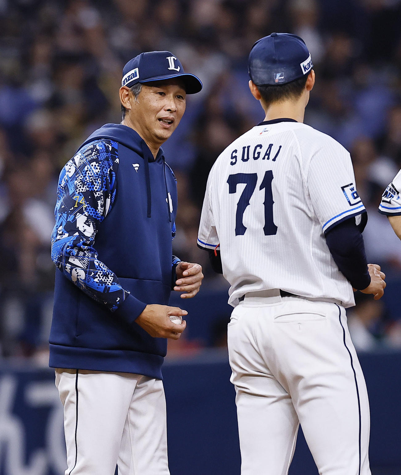 ソフトバンク対西武　6回途中、交代を告げ菅井に声をかける西武西口監督（撮影・藤尾明華）