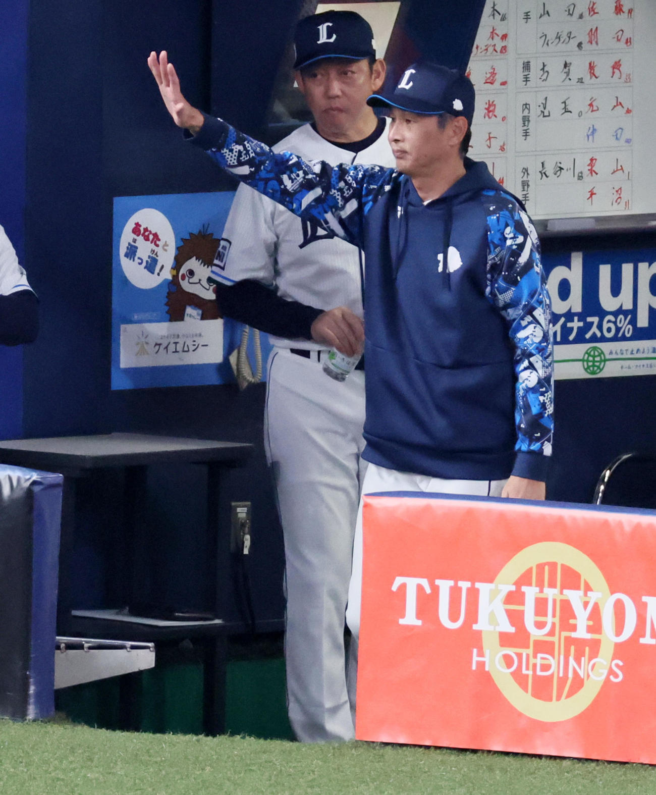 ソフトバンク対西武　1回裏ソフトバンク無死一塁、一塁走者野村の二塁判定にリクエストする西口監督（撮影・加藤哉）