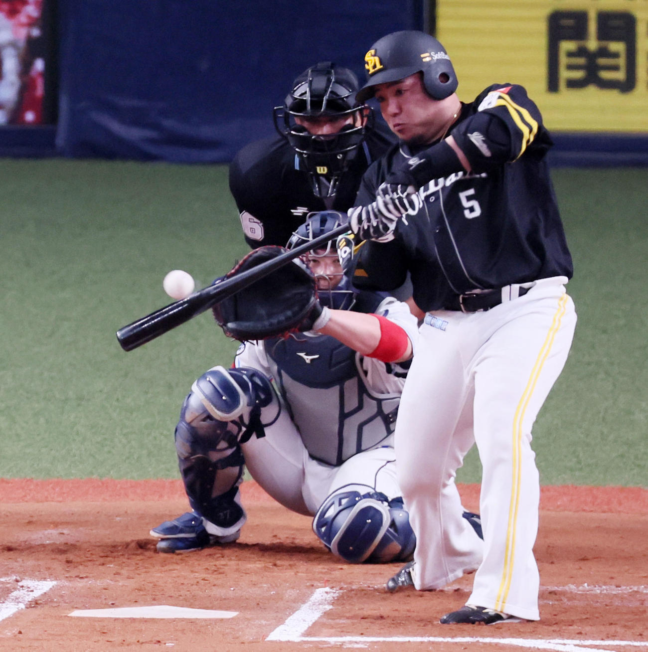ソフトバンク対西武　6回裏ソフトバンク無死一塁、山川は右前打を放つ（撮影・加藤哉）