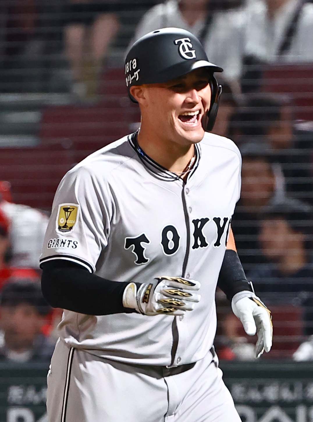 広島対巨人　5回表巨人無死、ソロ本塁打を放ったリチャードは笑顔を見せる（撮影・上田博志）