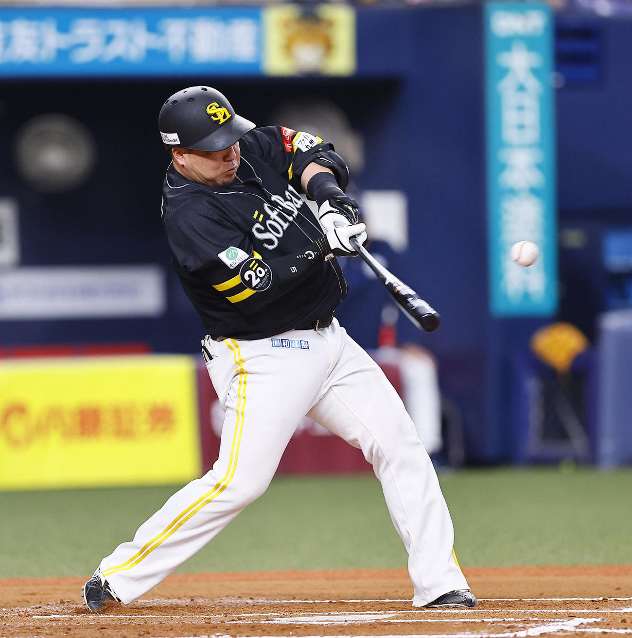 ソフトバンク対西武　6回裏ソフトバンク無死一塁、山川は右前打を放つネ（撮影・藤尾明華）