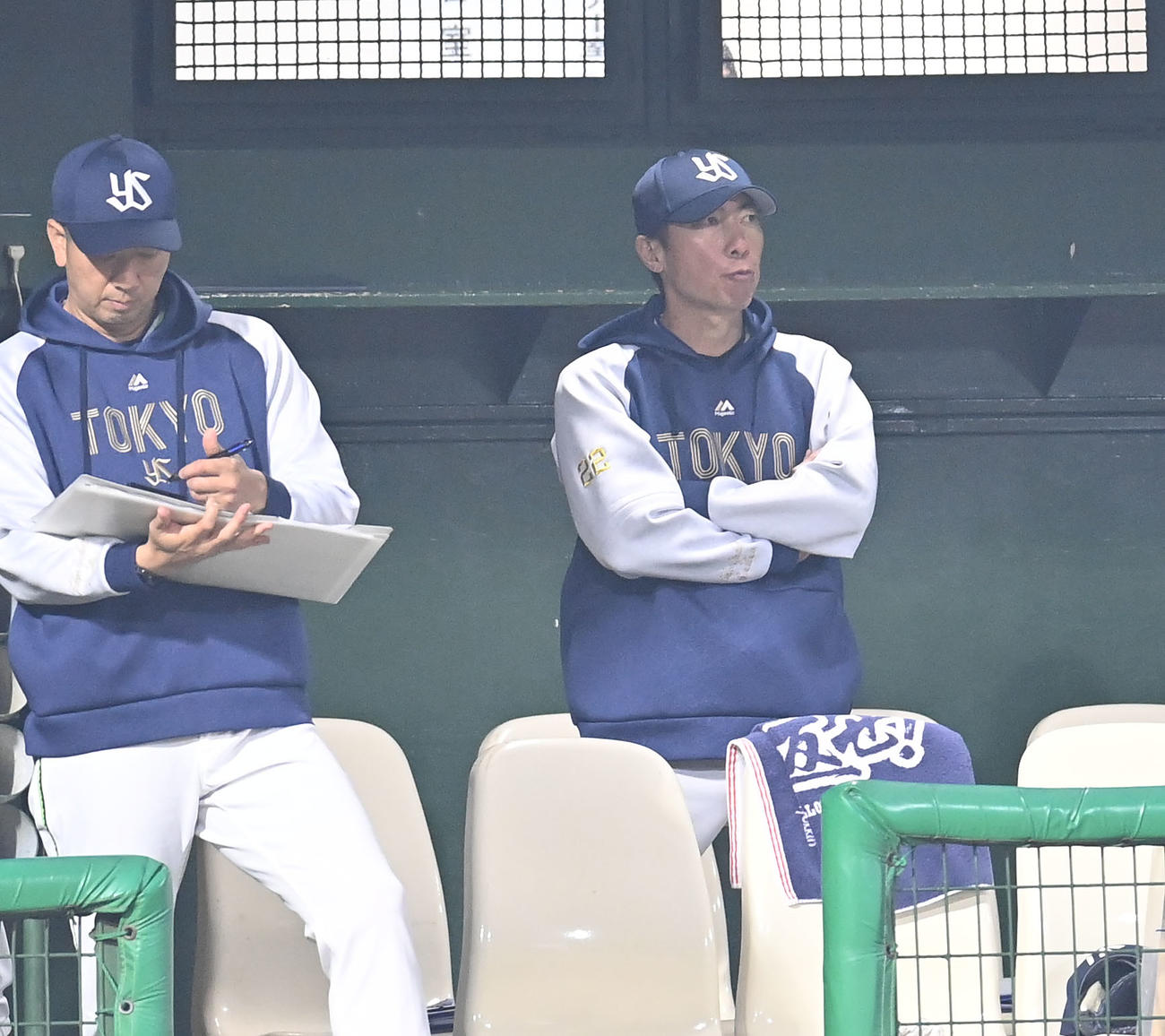 中日対ヤクルト　9回表、ベンチから試合を見つめる高津監督（右）（撮影・森本幸一）