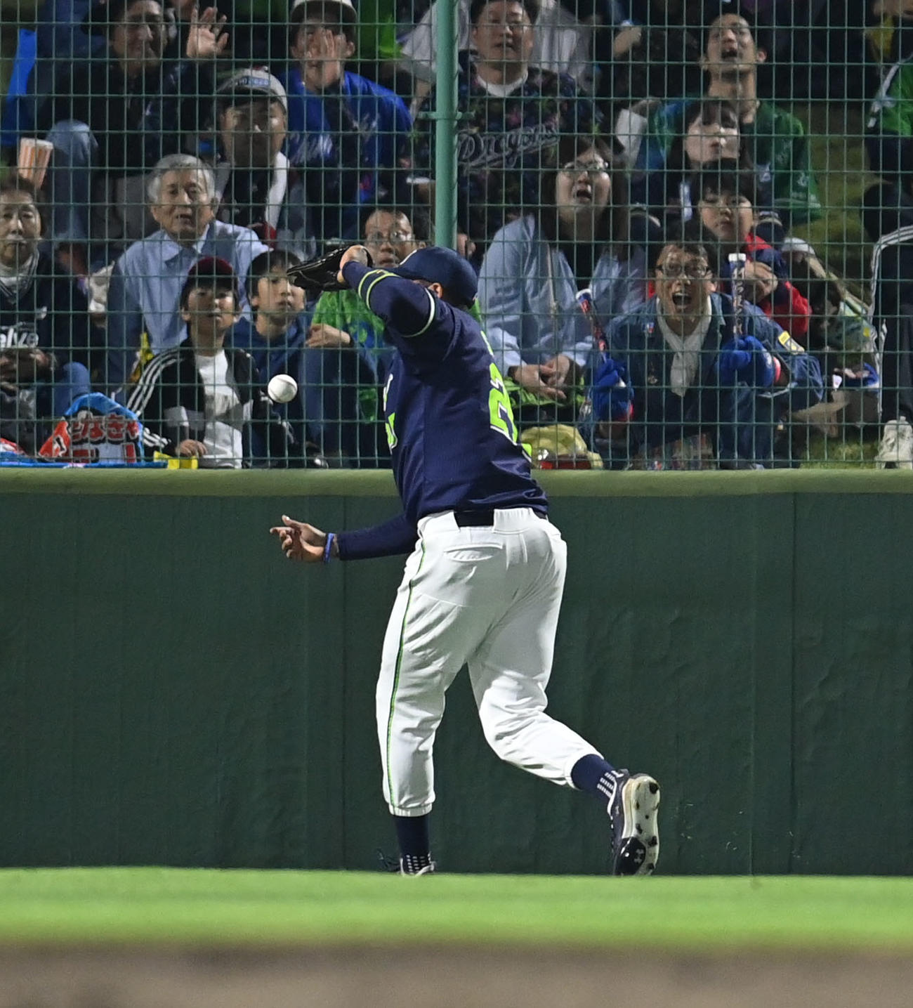 中日対ヤクルト　5回裏中日無死、上林の打球を落球するサンタナ（撮影・森本幸一）