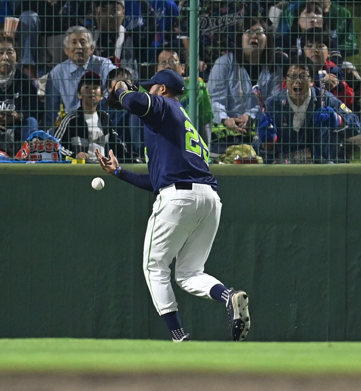 中日対ヤクルト　5回裏中日無死、上林の打球を落球するサンタナ（撮影・森本幸一）