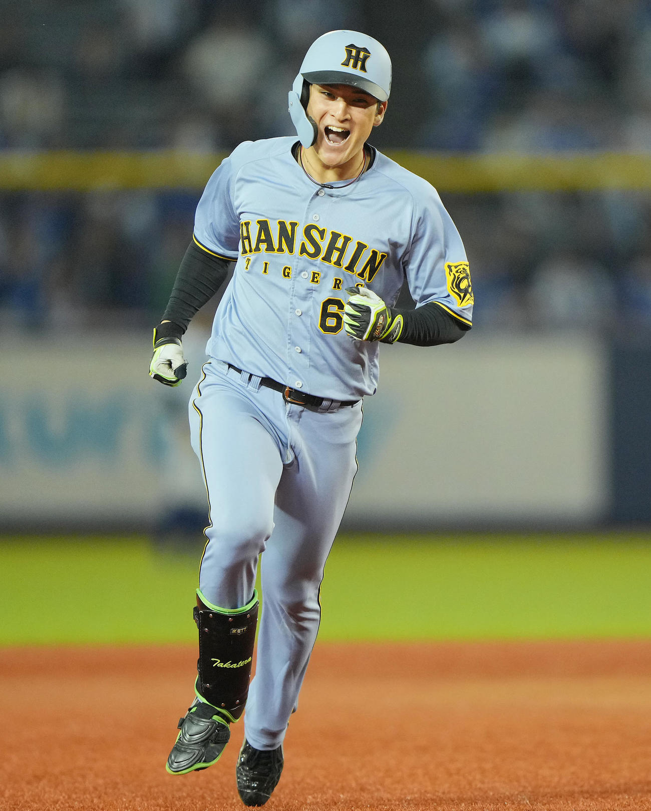 DeNA対阪神　9回表阪神2死、右越えソロ本塁打を放ち驚き交じりの笑顔を見せる高寺（撮影・垰建太）