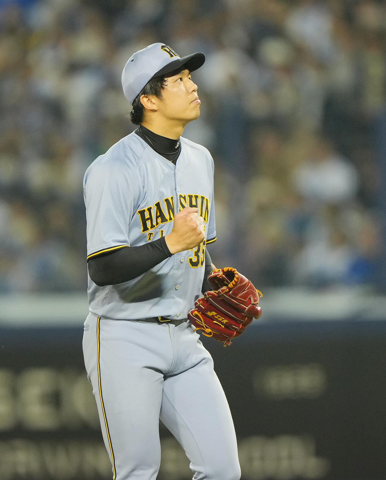 DeNA対阪神　3回裏DeNA2死満塁、オースティンを中飛に仕留め無失点の阪神先発の才木はガッツポーズする（撮影・垰建太）
