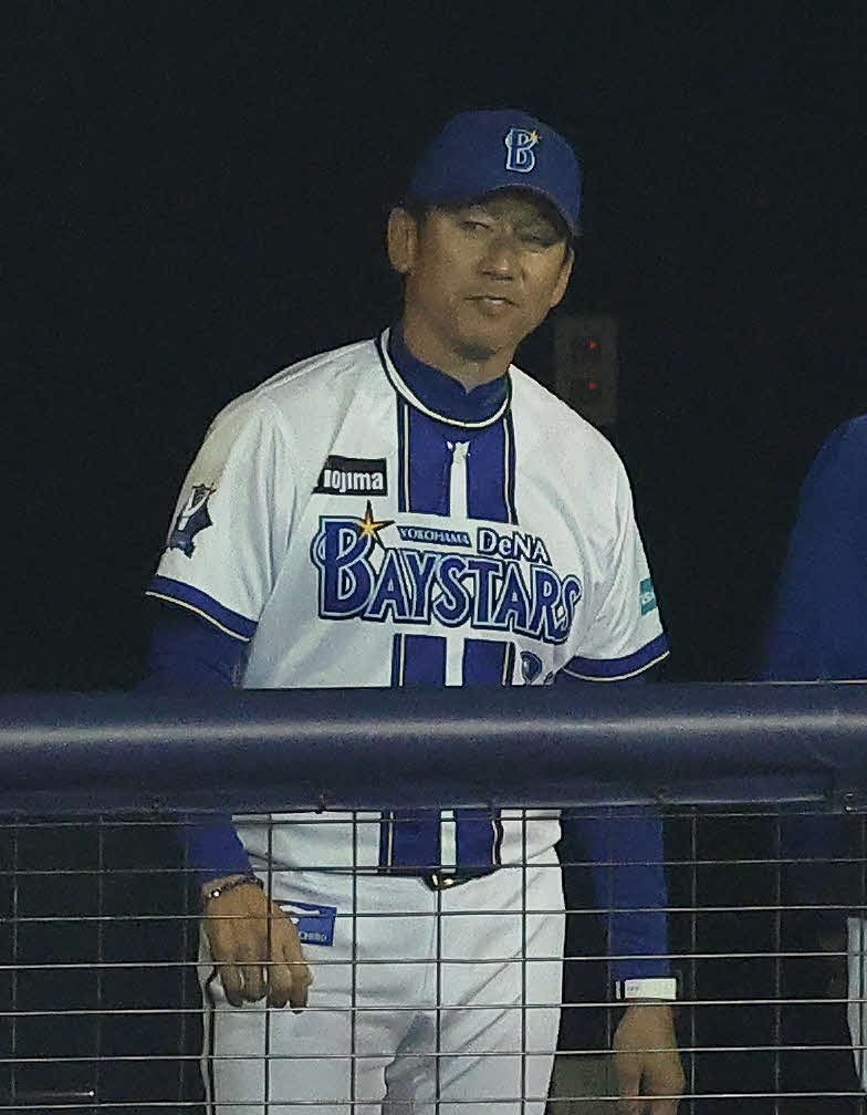 DeNA対阪神　延長10回裏、戦況を見守るDeNA三浦監督（撮影・河田真司）