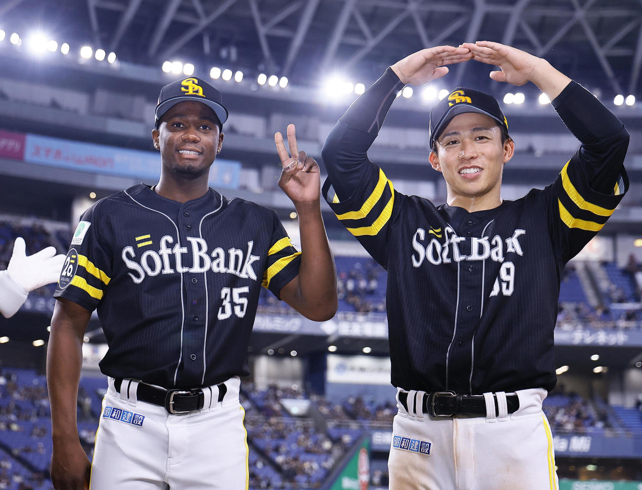 ソフトバンク対西武　お立ち台でソフトバンク20周年のポーズをとるモイネロ（左）と野村（撮影・藤尾明華）