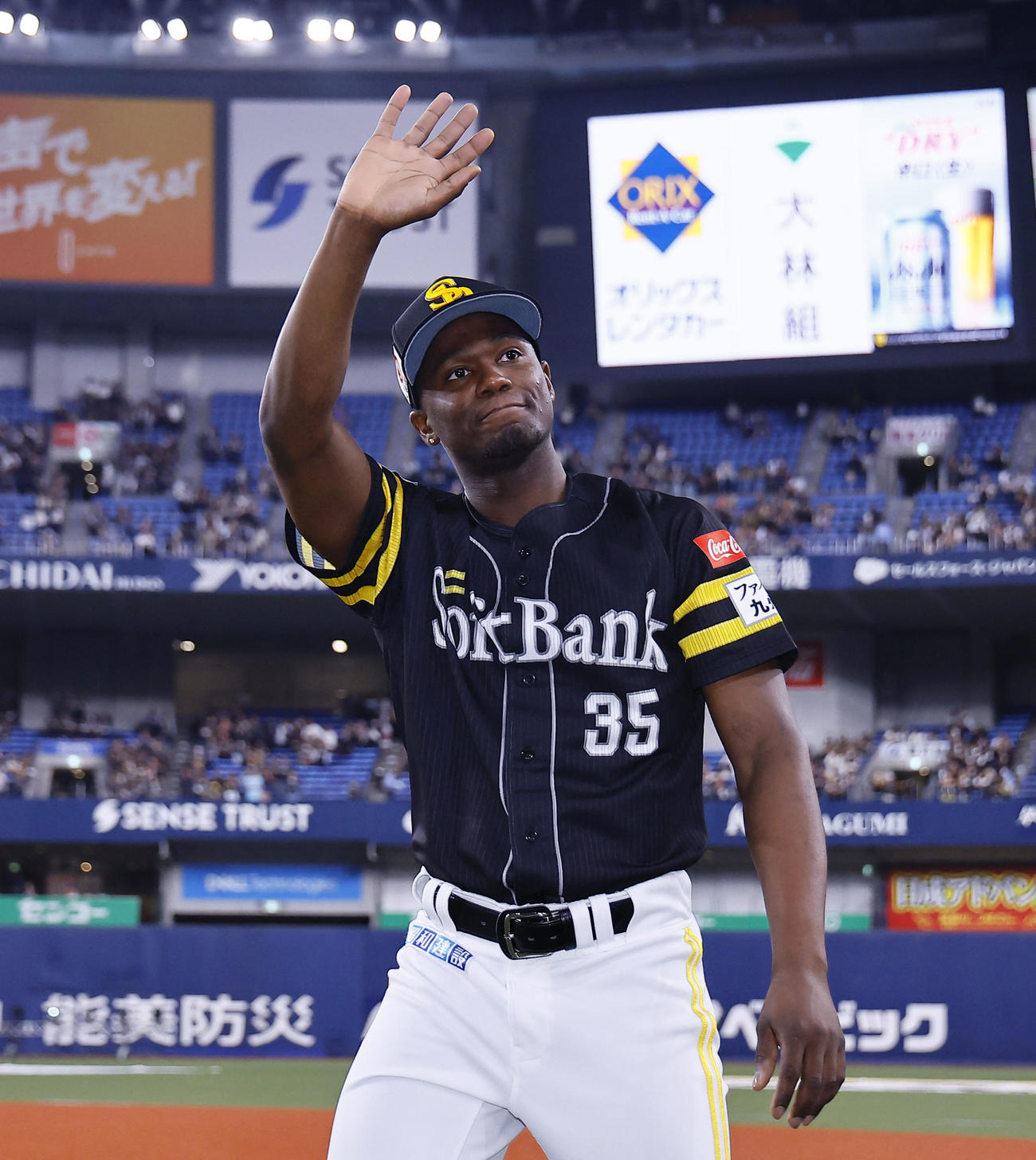 ソフトバンク対西武　西武に勝利し、ファンに手を振るソフトバンクのモイネロ（撮影・藤尾明華）
