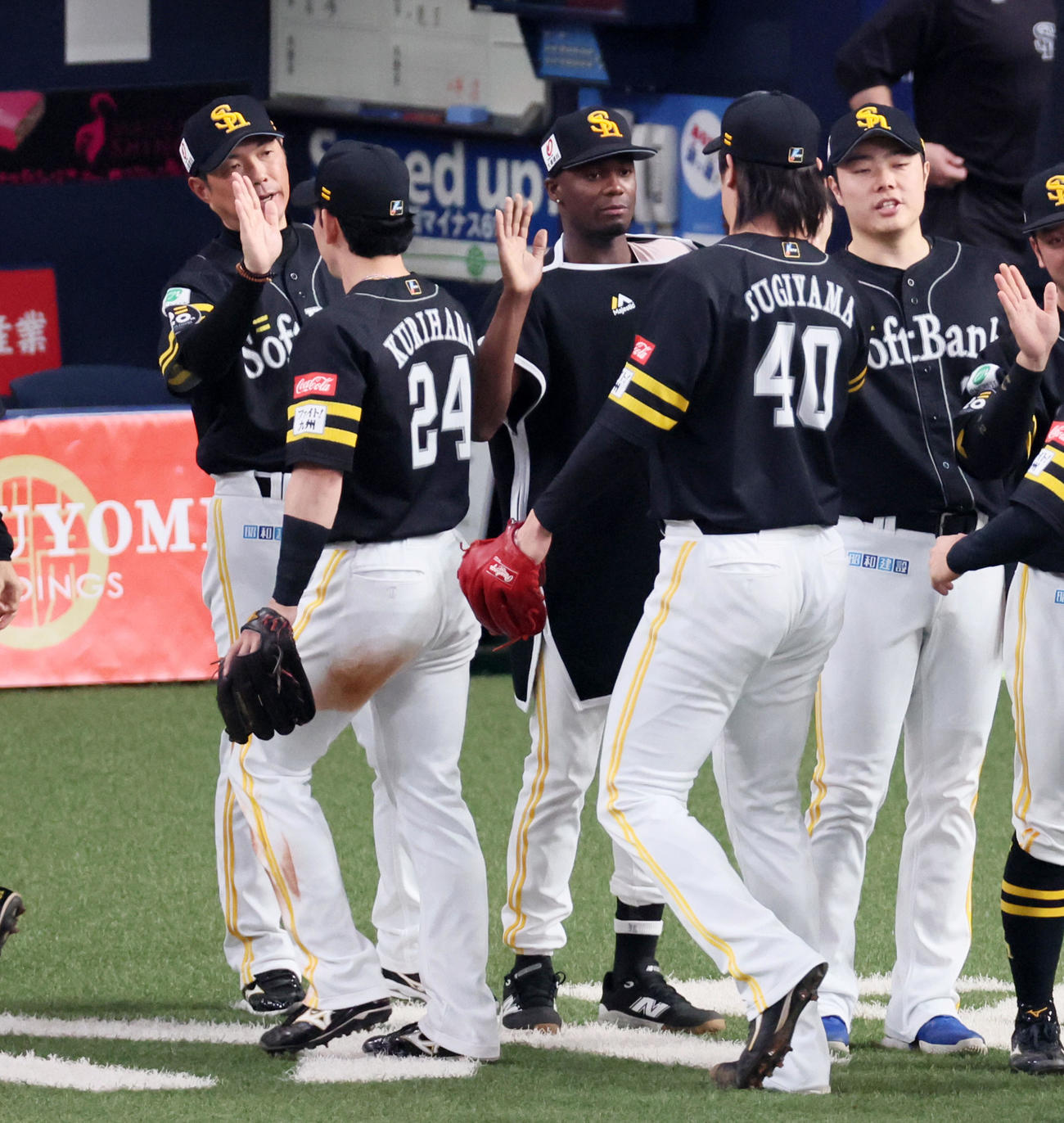 ソフトバンク対西武　西武に勝利しベンチ前でナインとタッチするモイネロ。左は小久保監督（撮影・加藤哉）