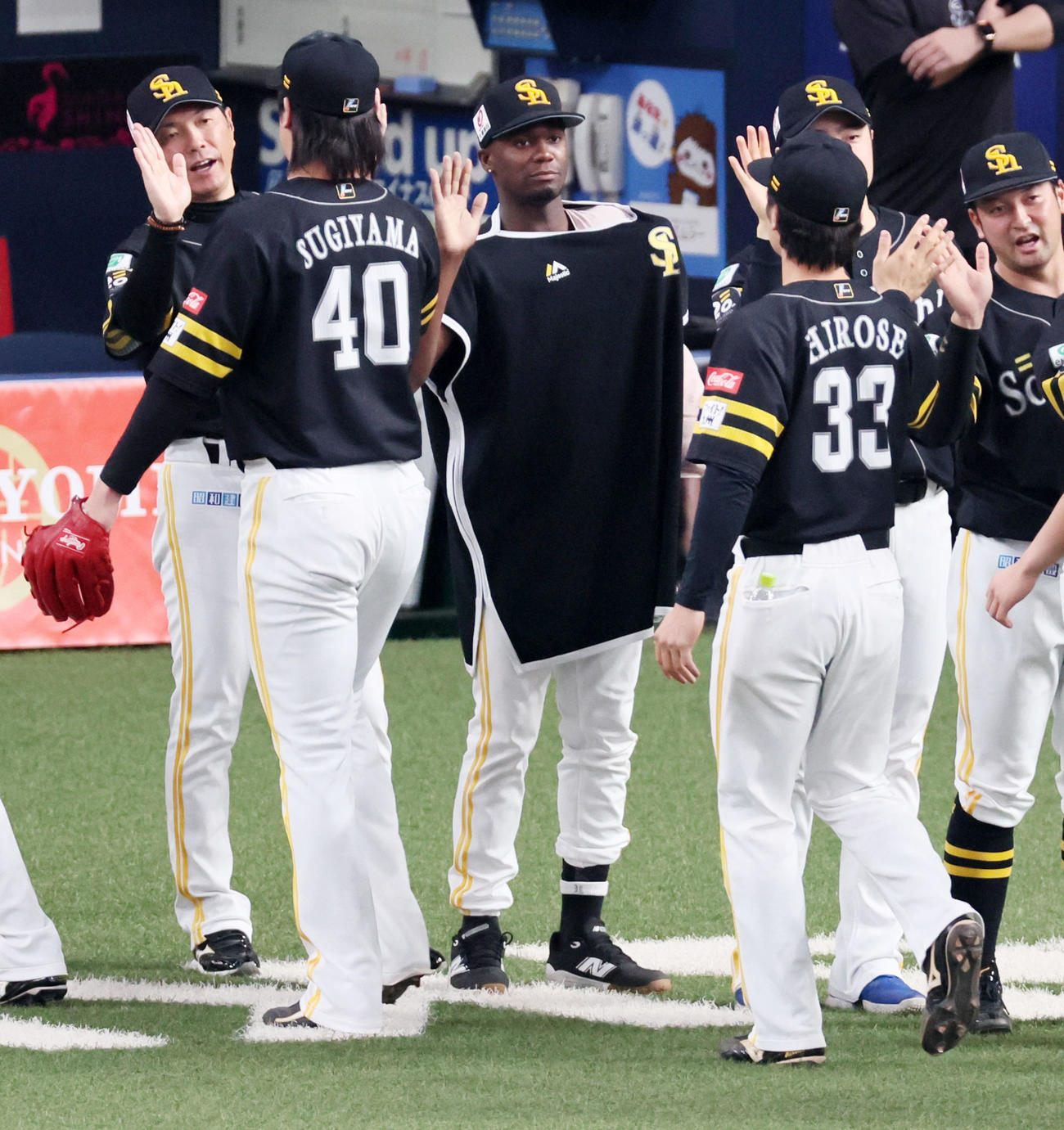 ソフトバンク対西武　西武に勝利しベンチ前でナインとタッチするモイネロ。左は小久保監督（撮影・加藤哉）