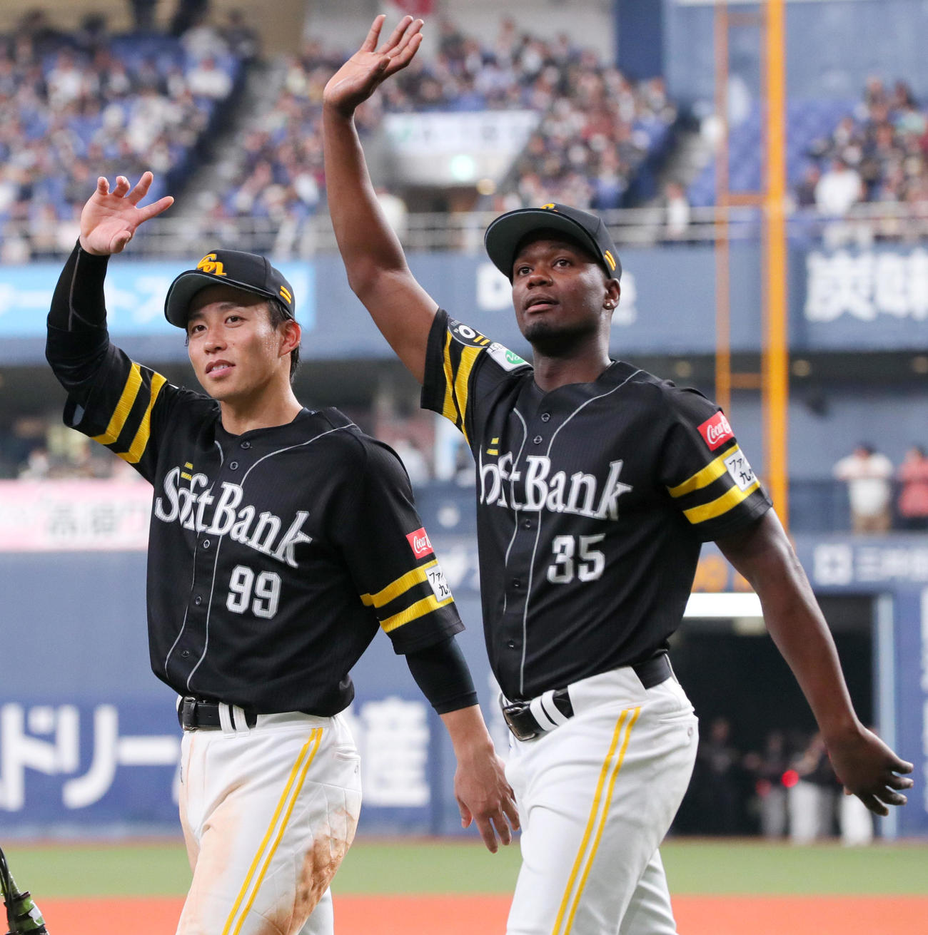 ソフトバンク対西武　ファンの声援に応えるヒーローのソフトバンク野村（左）よモイネロ（撮影・上山淳一）