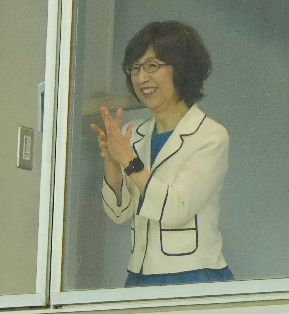 DeNA対阪神　7回裏DeNA1死三塁、松尾の犠飛で先制し喜ぶ南場オーナー（撮影・垰建太）