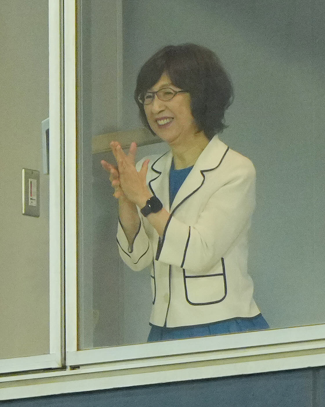 DeNA対阪神　7回裏DeNA1死三塁、松尾の犠飛で先制し喜ぶ南場オーナー（撮影・垰建太）