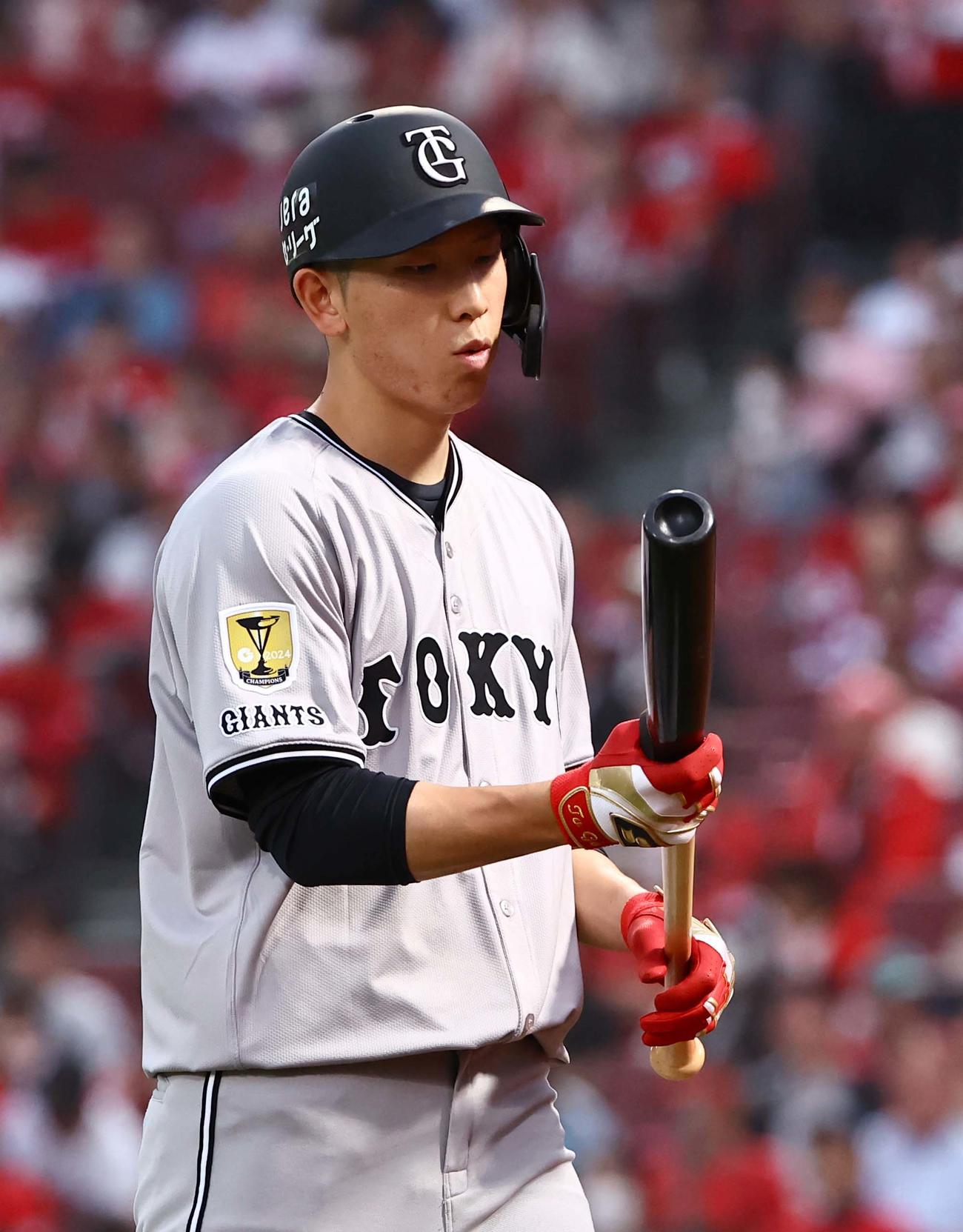 広島対巨人　3回表巨人無死二塁、戸郷は送りバントを失敗する（撮影・上田博志）