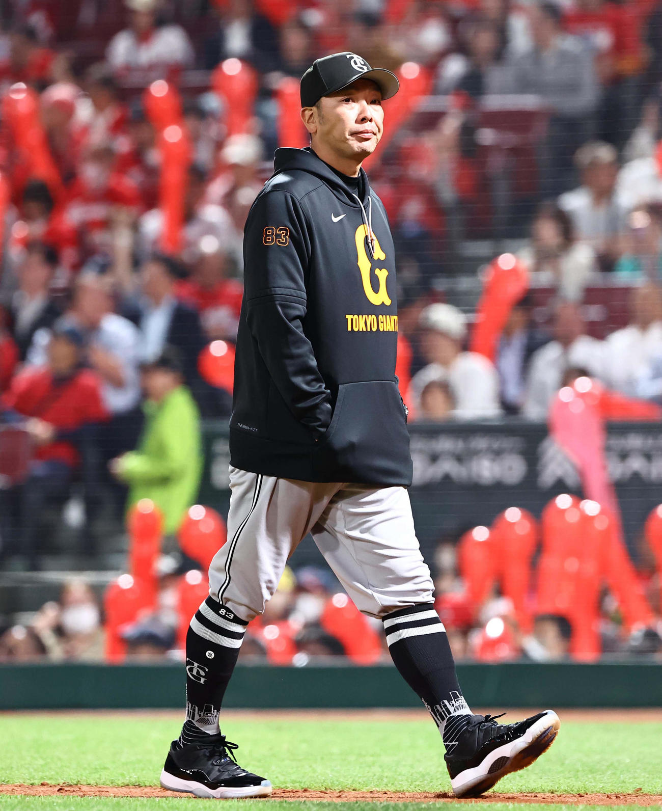 広島対巨人　選手交代を告げる阿部監督（撮影・上田博志）