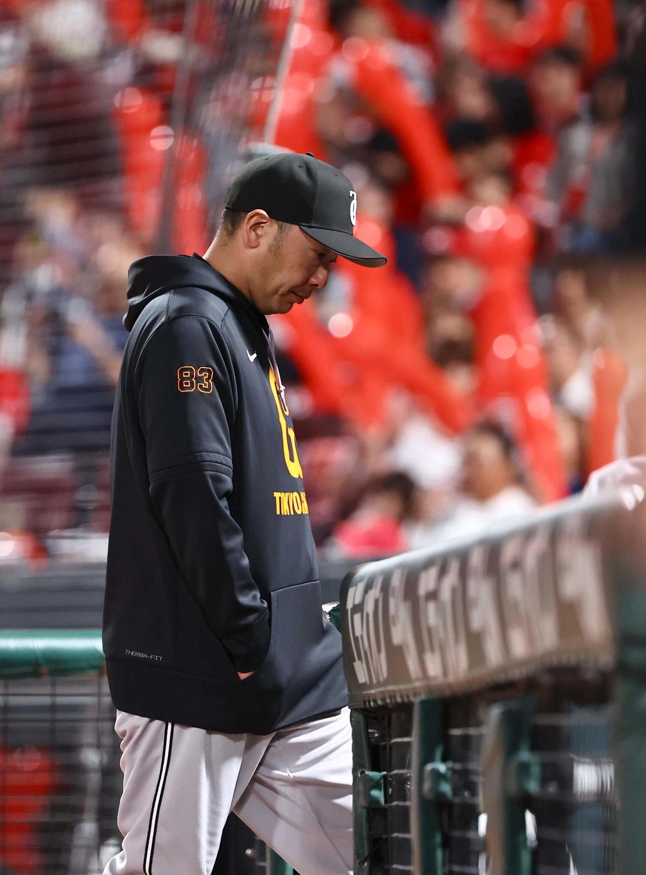 広島対巨人　選手交代を告げる阿部監督（撮影・上田博志）