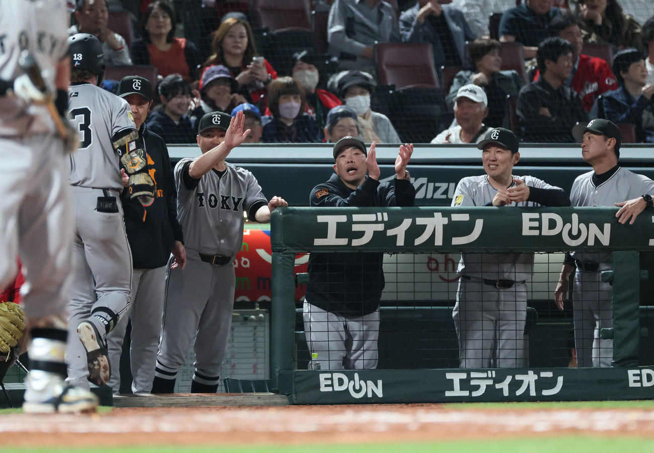 広島対巨人　8回表巨人無死二塁、同点右越え2点本塁打を放ったキャベッジ（を迎える阿部監督（中央）ら（撮影・加藤孝規）