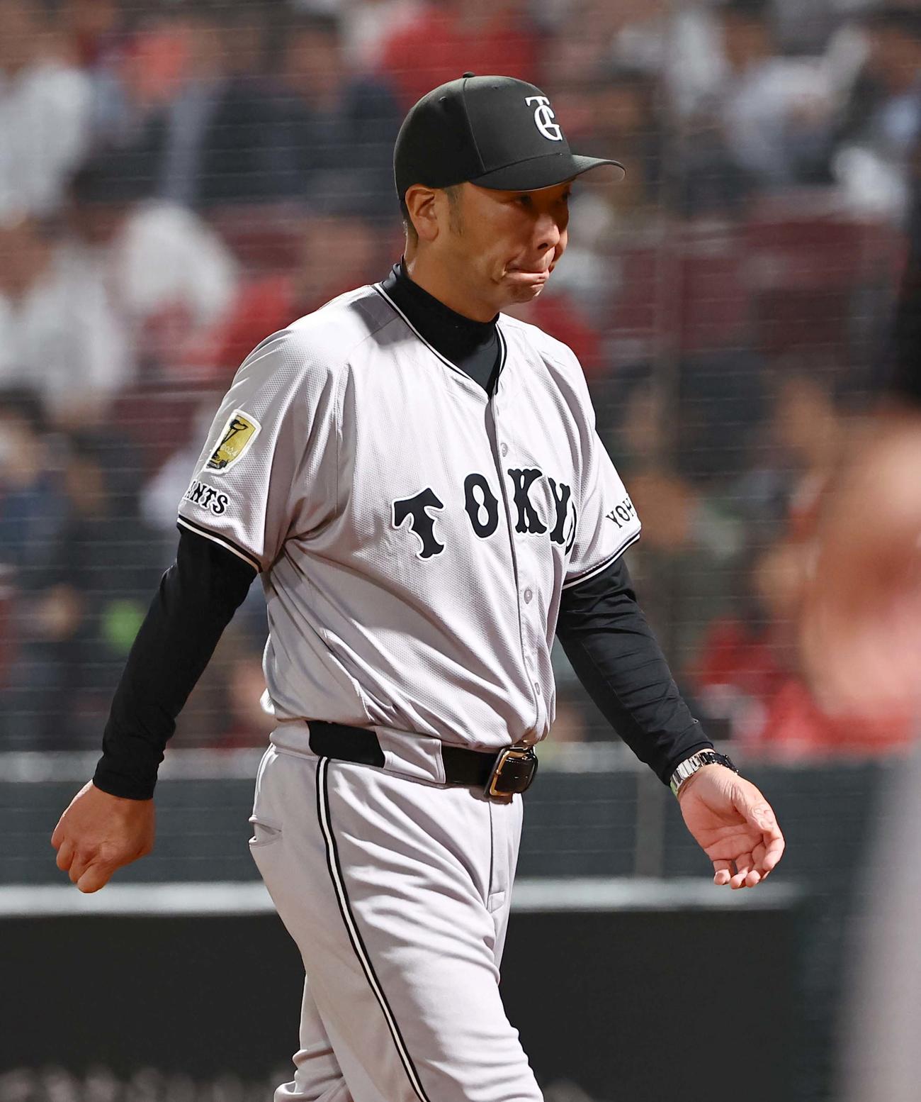 広島対巨人　選手交代を告げる阿部監督（撮影・上田博志）