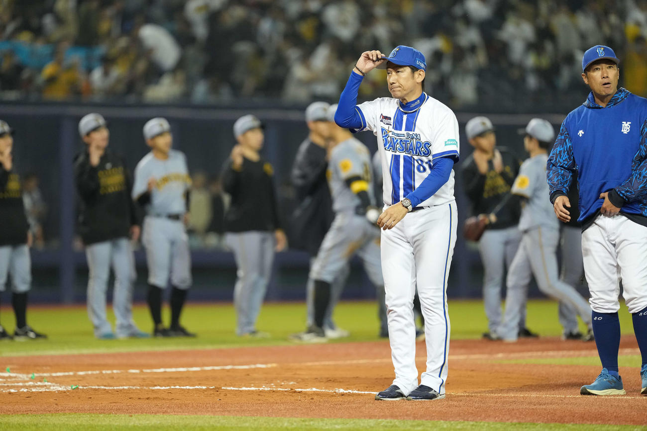 DeNA対阪神　引き分けに終わりあいさつするDeNA三浦監督（撮影・井上学)