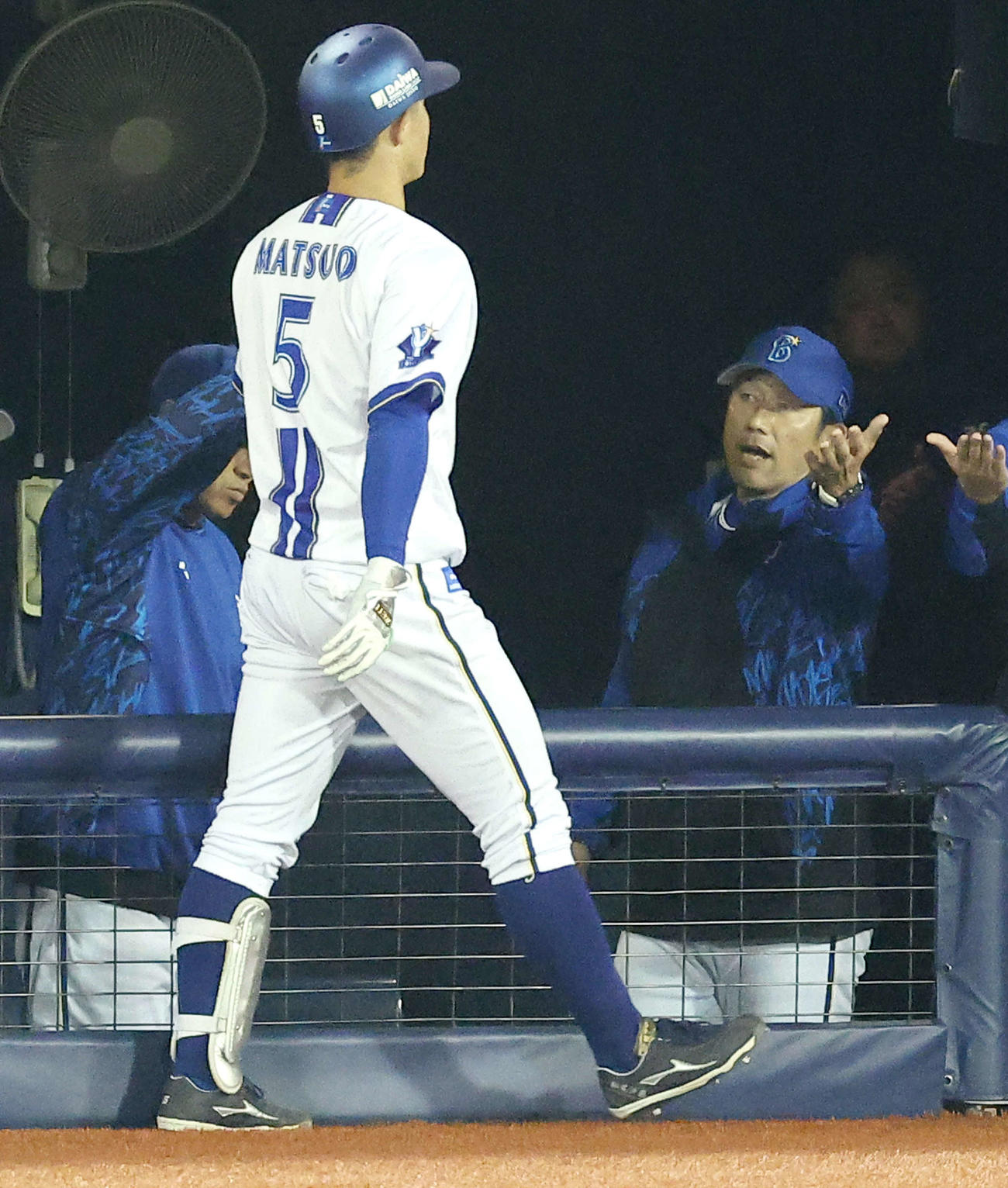DeNA対阪神　7回裏DeNA1死三塁、中犠飛で先制しベンチに戻る松尾を迎える三浦監督（撮影・河田真司）